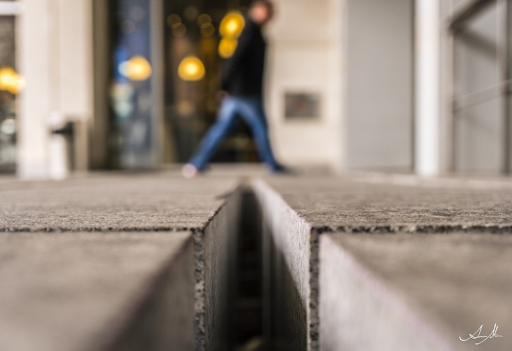 Sony a6300 + Sony Vario-Tessar T* E 16-70mm F4 ZA OSS sample photo. Walking photography