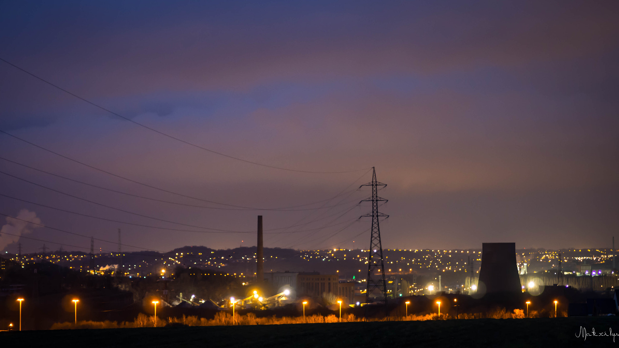 Olympus OM-D E-M10 II + Olympus M.Zuiko Digital 45mm F1.8 sample photo. Le grand charleroi industriel de nuit photography