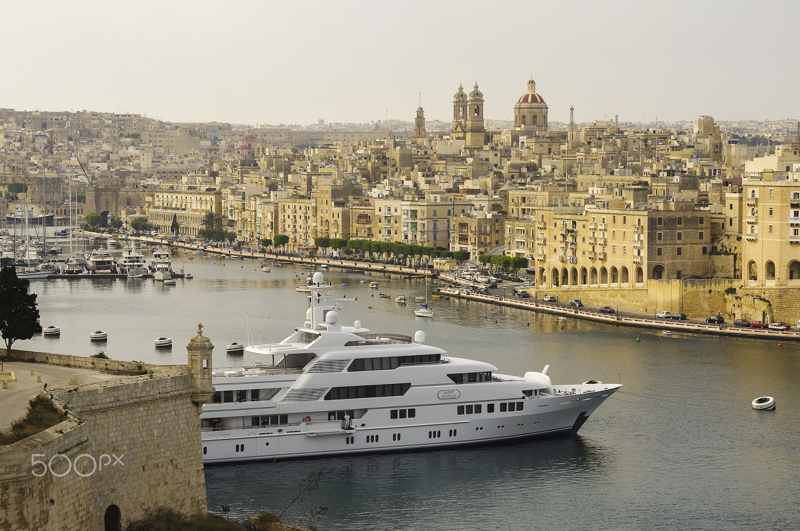 Pentax K-x + Tamron AF 18-200mm F3.5-6.3 XR Di II LD Aspherical (IF) Macro sample photo. Entering valletta photography