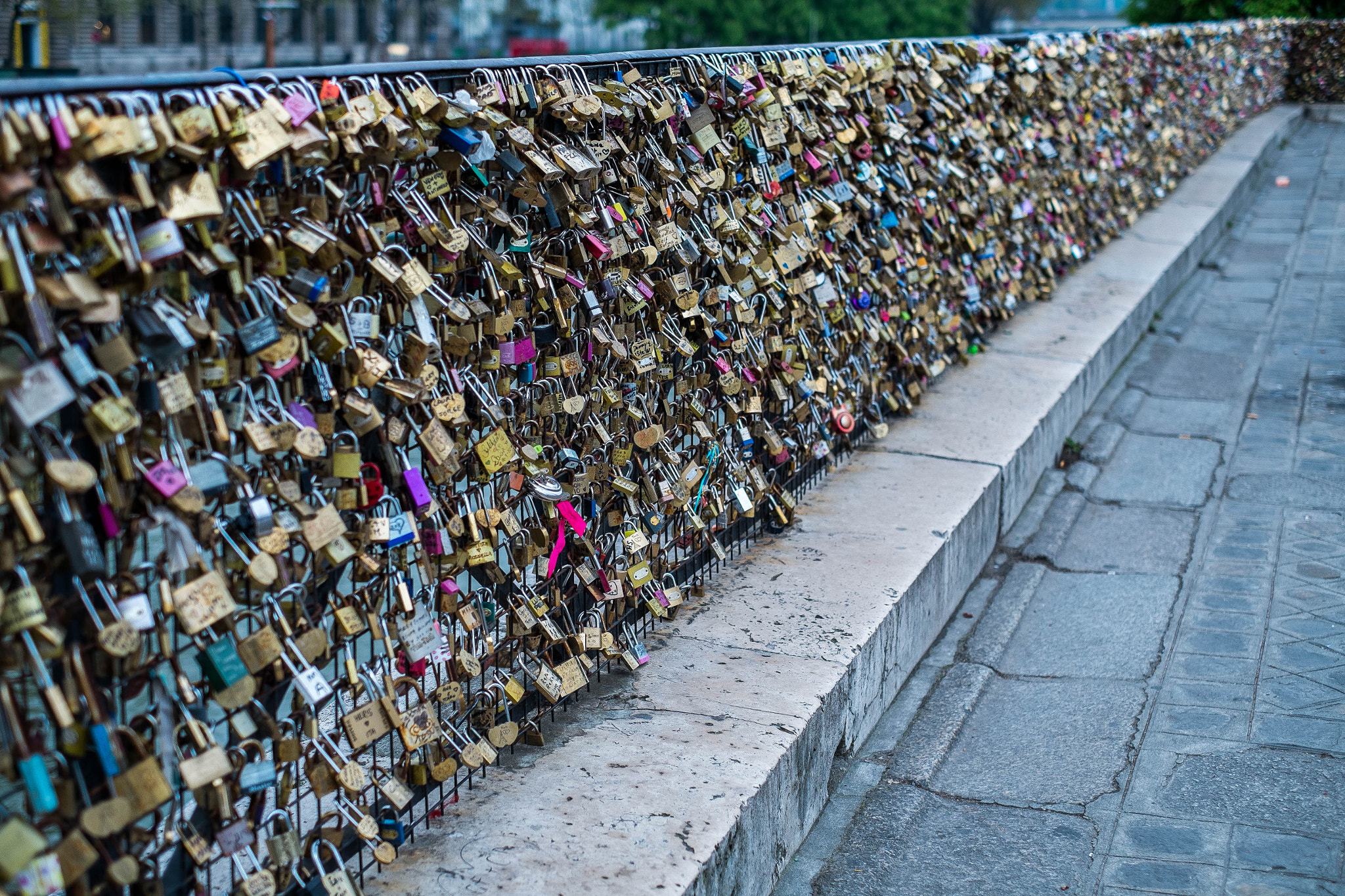 Fujifilm X-Pro1 + Fujifilm XF 35mm F1.4 R sample photo. Love locks display photography