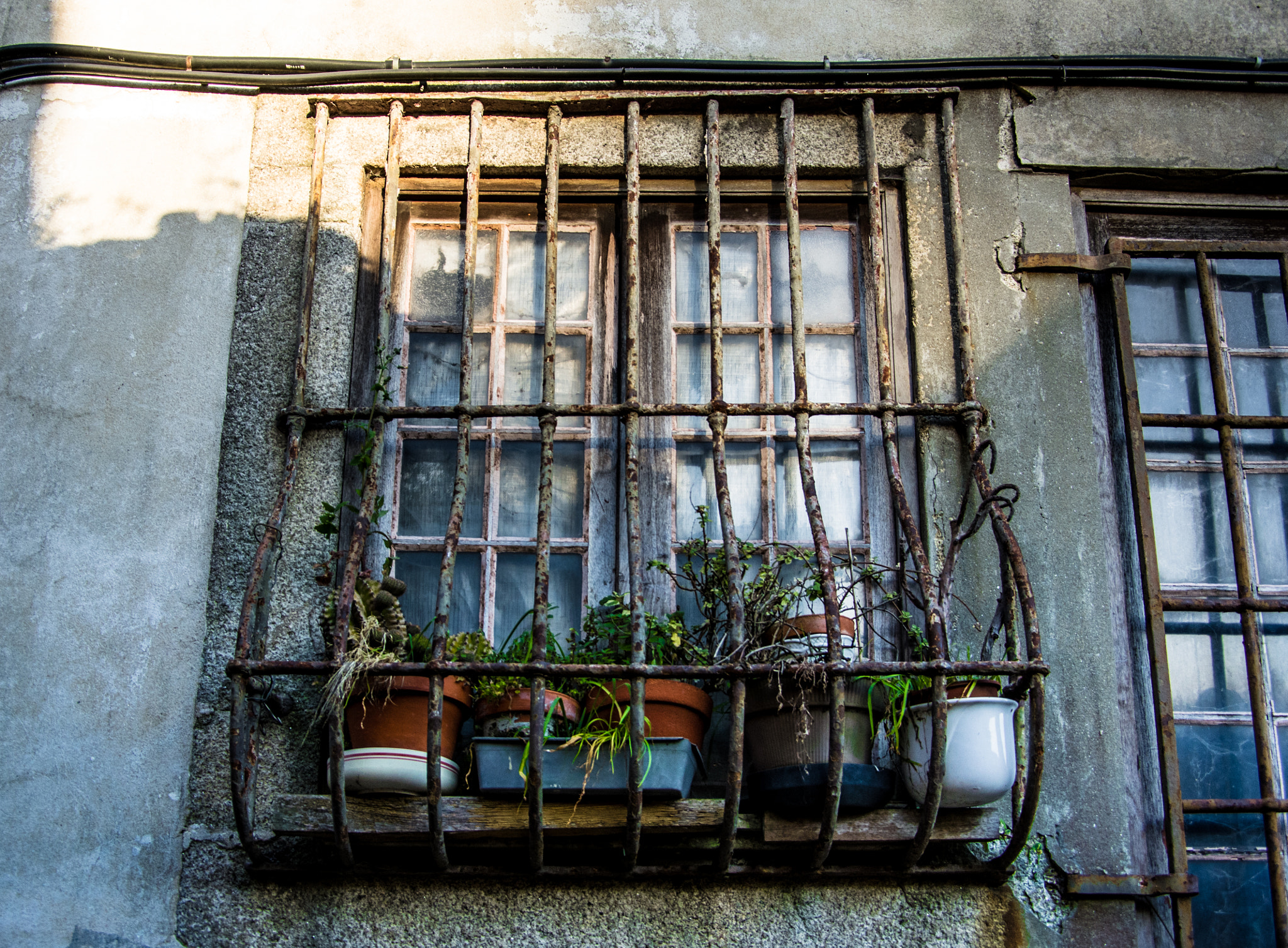 Pentax K-5 + Pentax smc DA 16-45mm F4 ED AL sample photo. Windows in porto photography