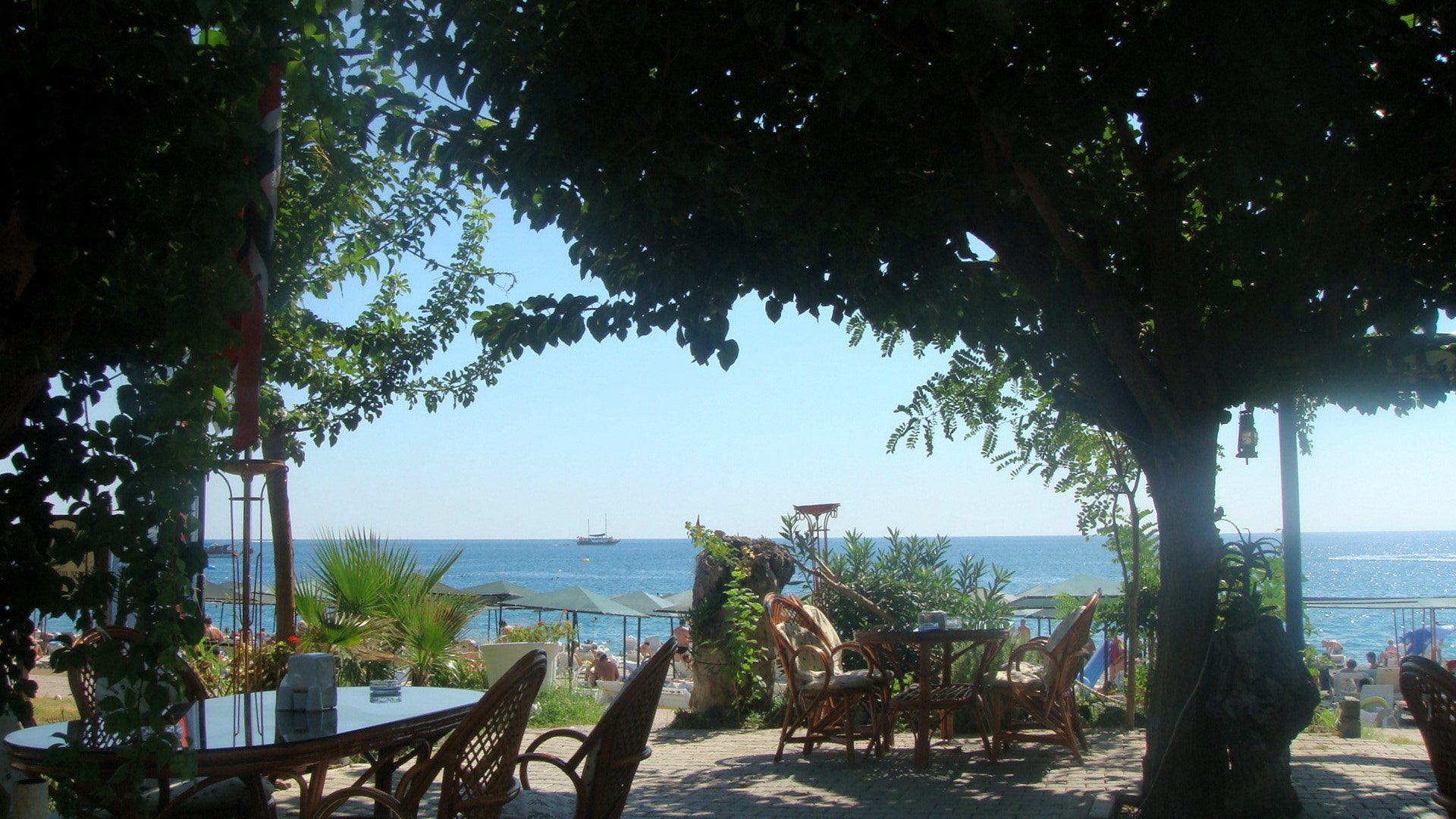 Sony DSC-T200 sample photo. Cafe on the beach photography