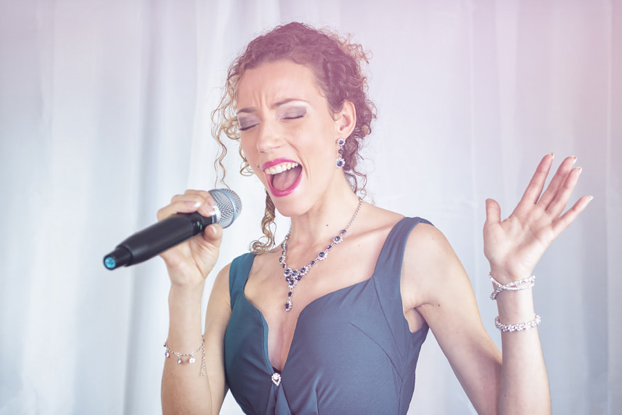 Olympus OM-D E-M5 II + Olympus M.Zuiko Digital 45mm F1.8 sample photo. The singer photography