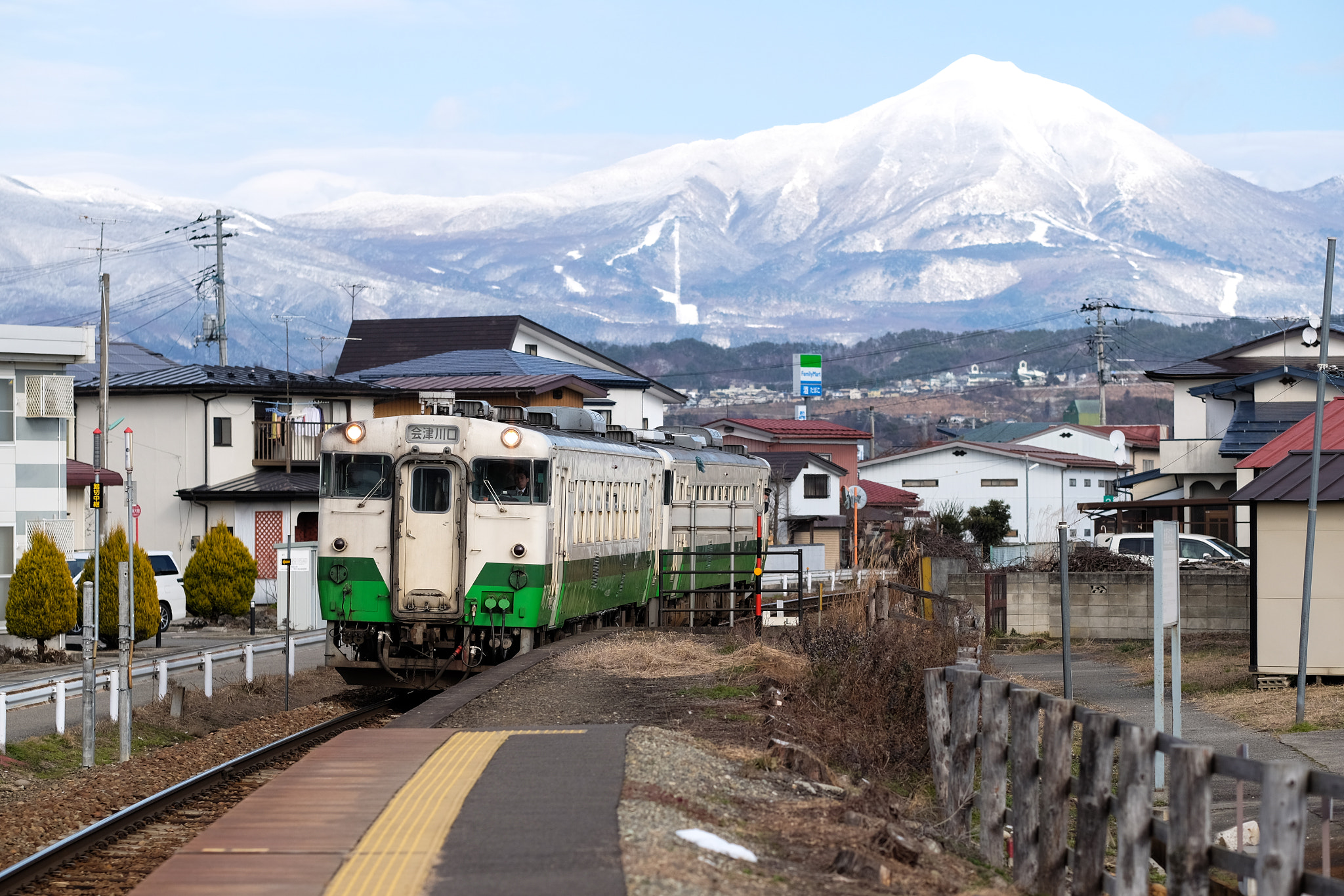 Fujifilm X-T1 + Fujifilm XF 90mm F2 R LM WR sample photo. 只見線與磐梯山 │ aizuwakamatsu, japan photography