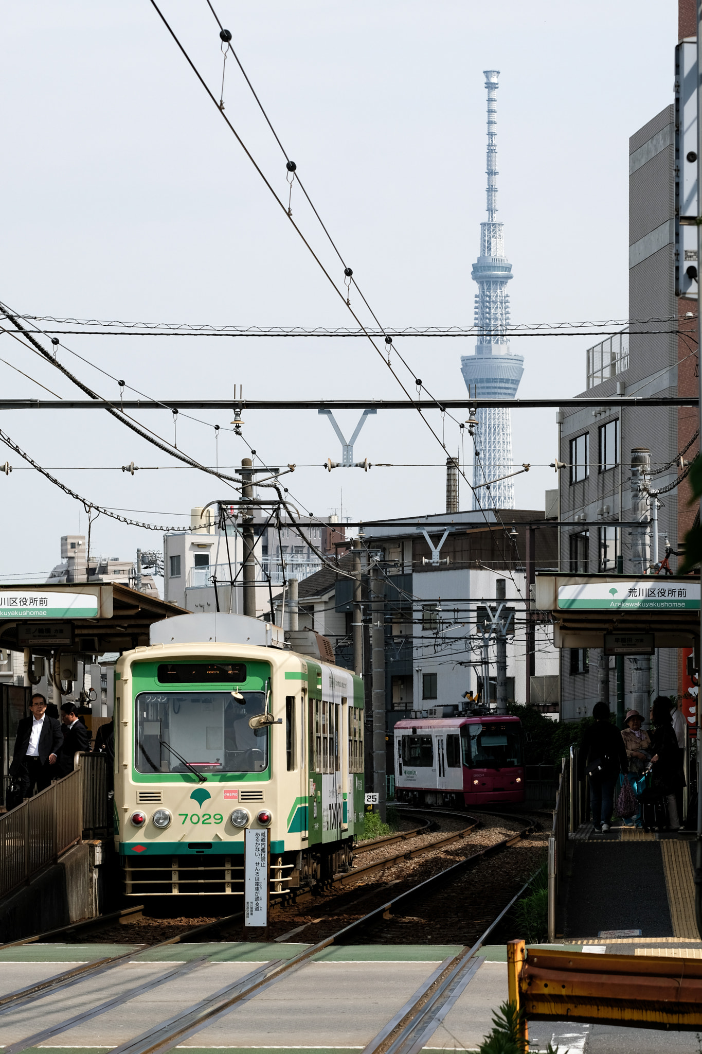 Fujifilm X-Pro2 + Fujifilm XF 90mm F2 R LM WR sample photo. 荒川線與晴空塔 │ tokyo, japan photography