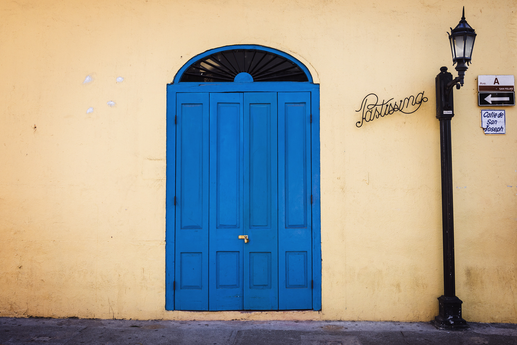 Nikon D810 sample photo. Puerta azul photography