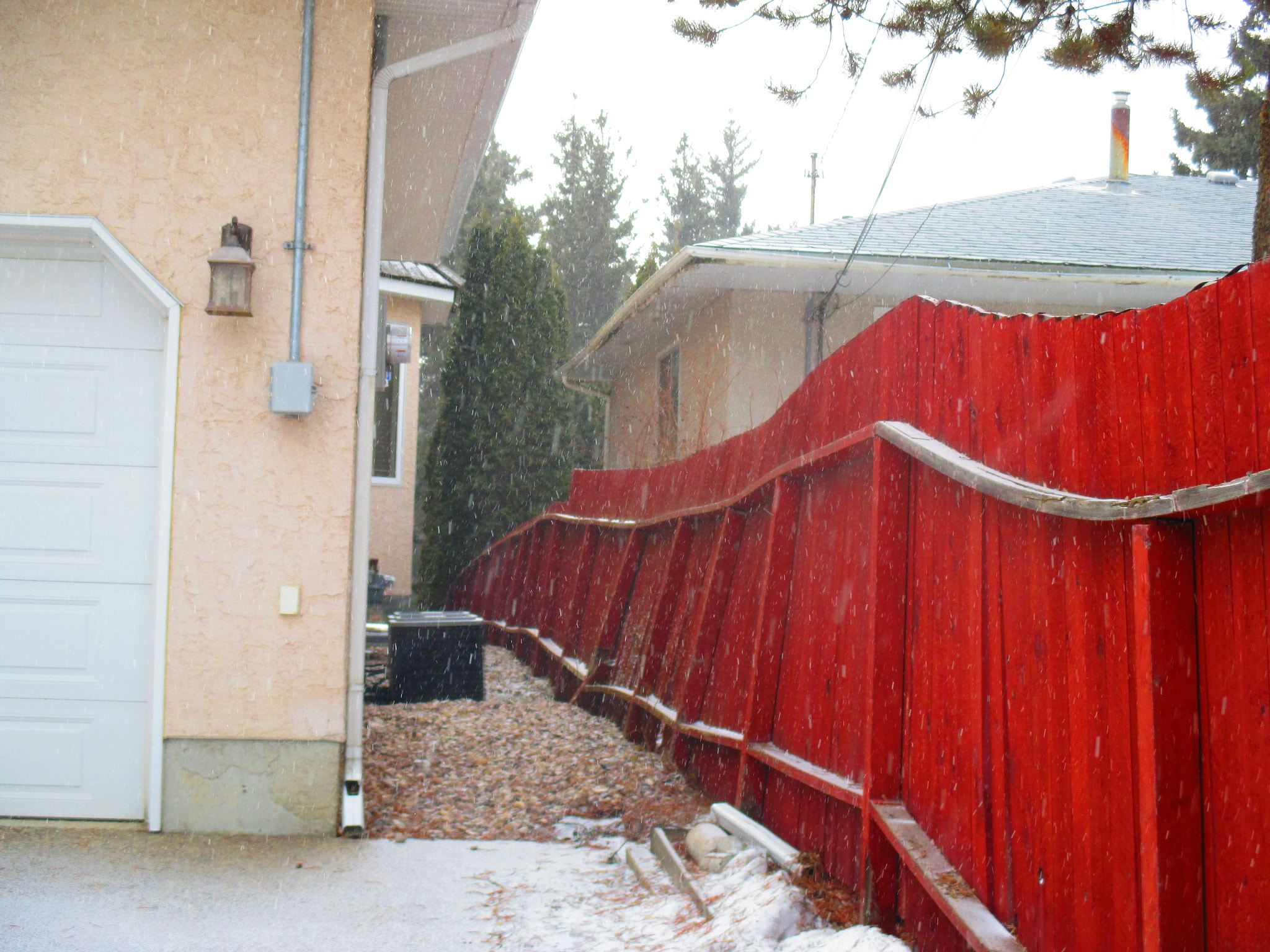 Canon PowerShot ELPH 135 (IXUS 145 / IXY 120) sample photo. The red fence photography