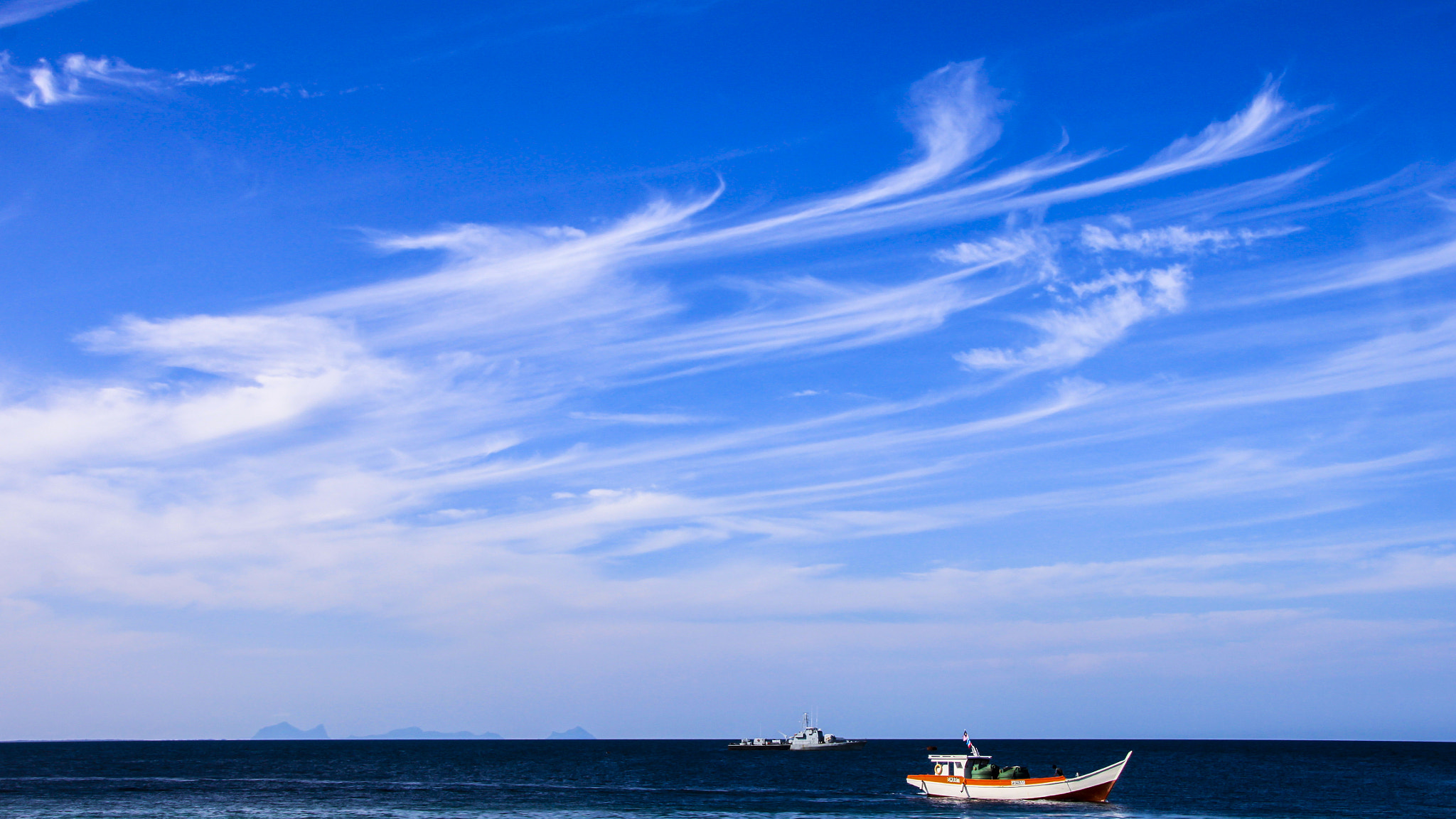 Sigma 18-200mm f/3.5-6.3 DC OS sample photo. Land below the wind photography