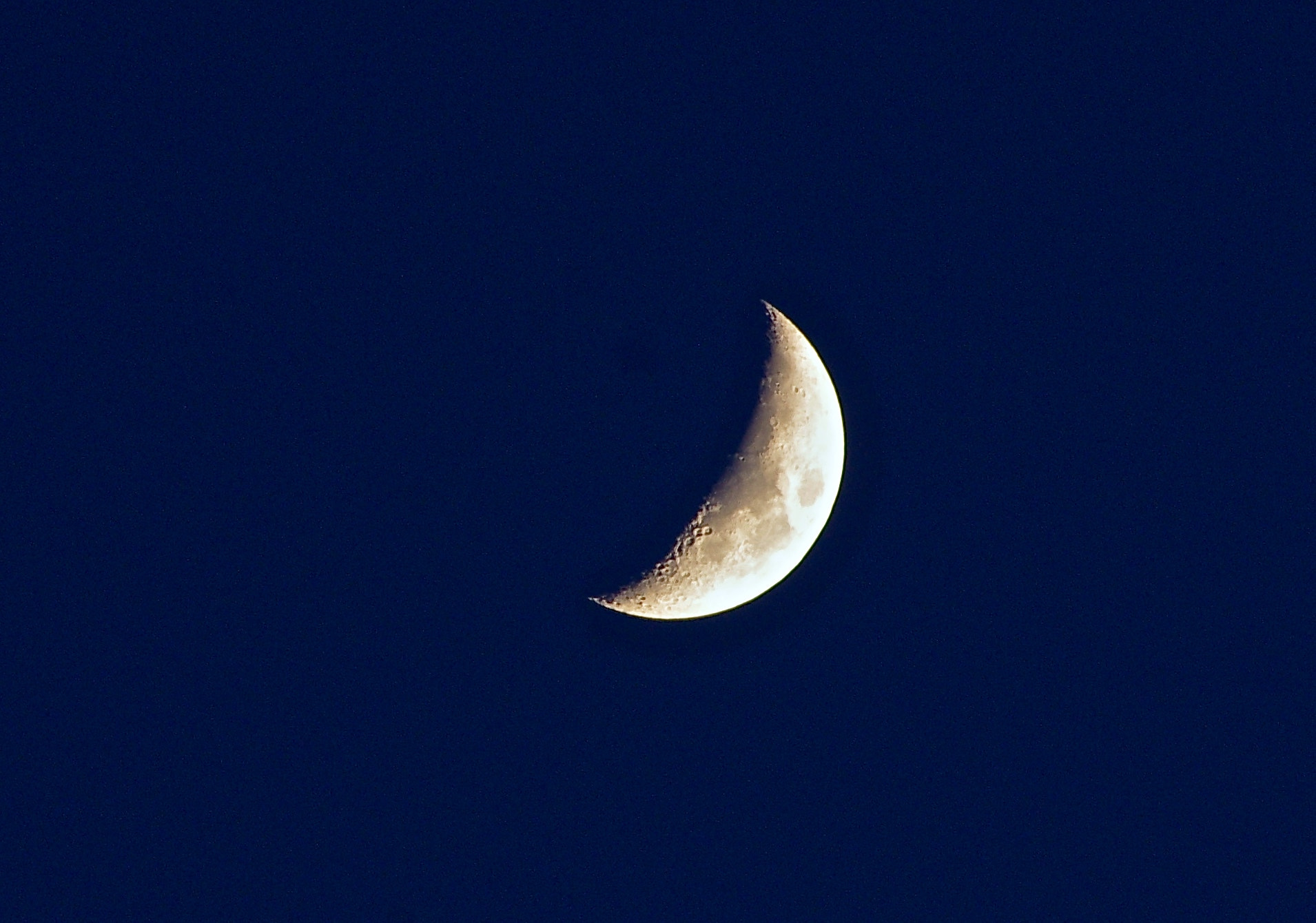 Pentax K-x + smc PENTAX-DA L 55-300mm F4-5.8 ED sample photo. Zunehmender mond photography