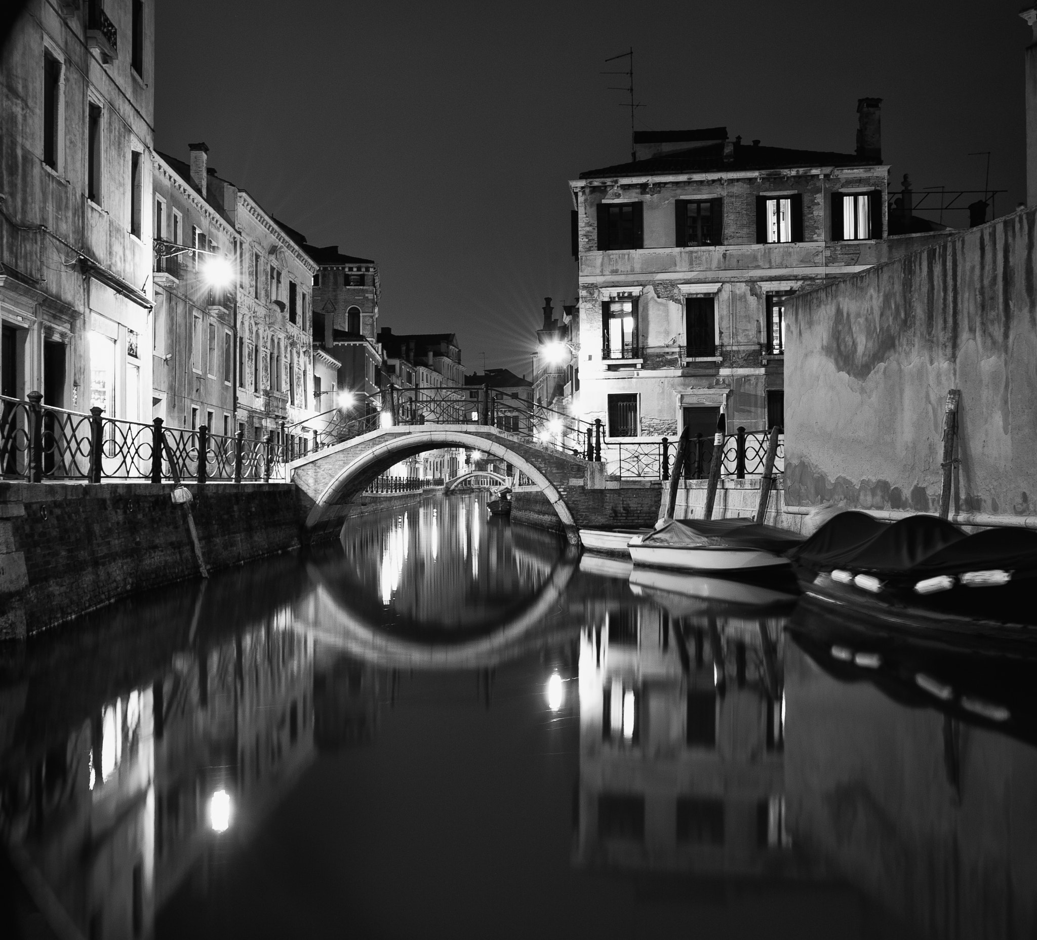 Nikon AF Nikkor 24-85mm F2.8-4D IF sample photo. Venice at night photography