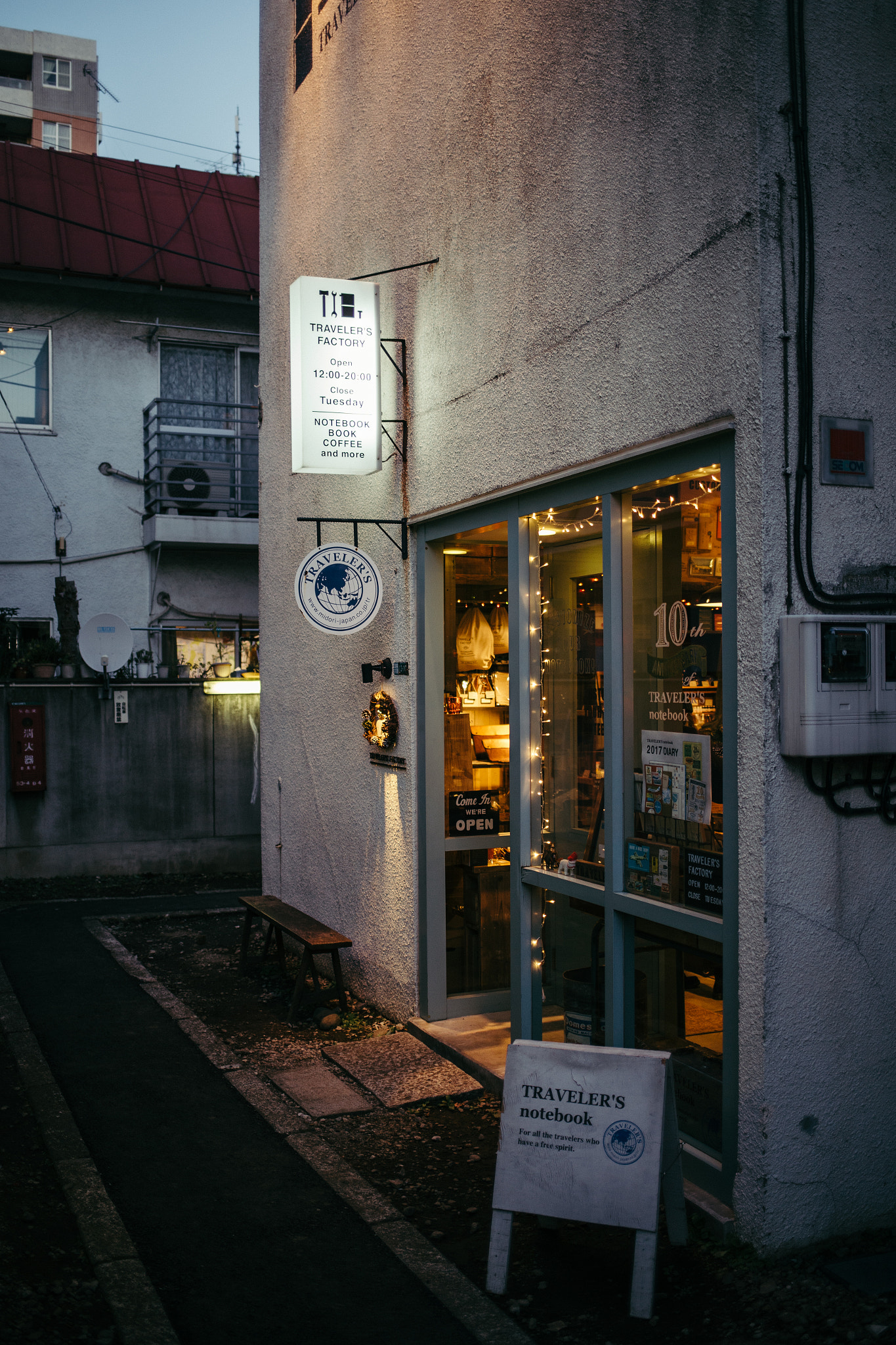 Canon EF 35mm F2 IS USM sample photo. Traveller photography