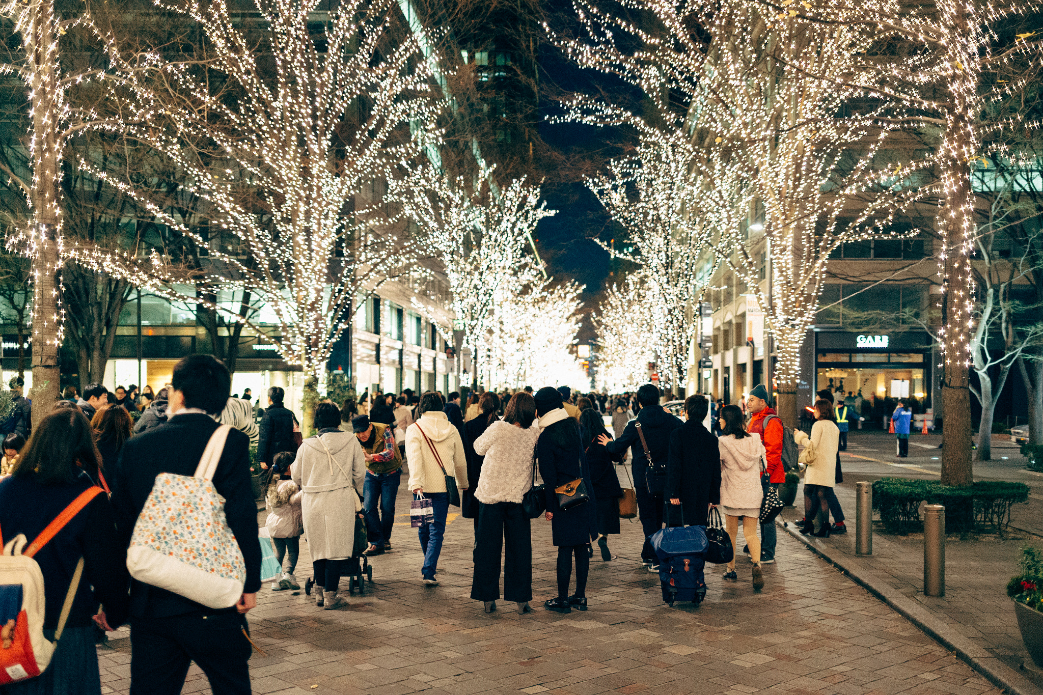 Canon EF 35mm F2 IS USM sample photo. 丸 之 內 photography