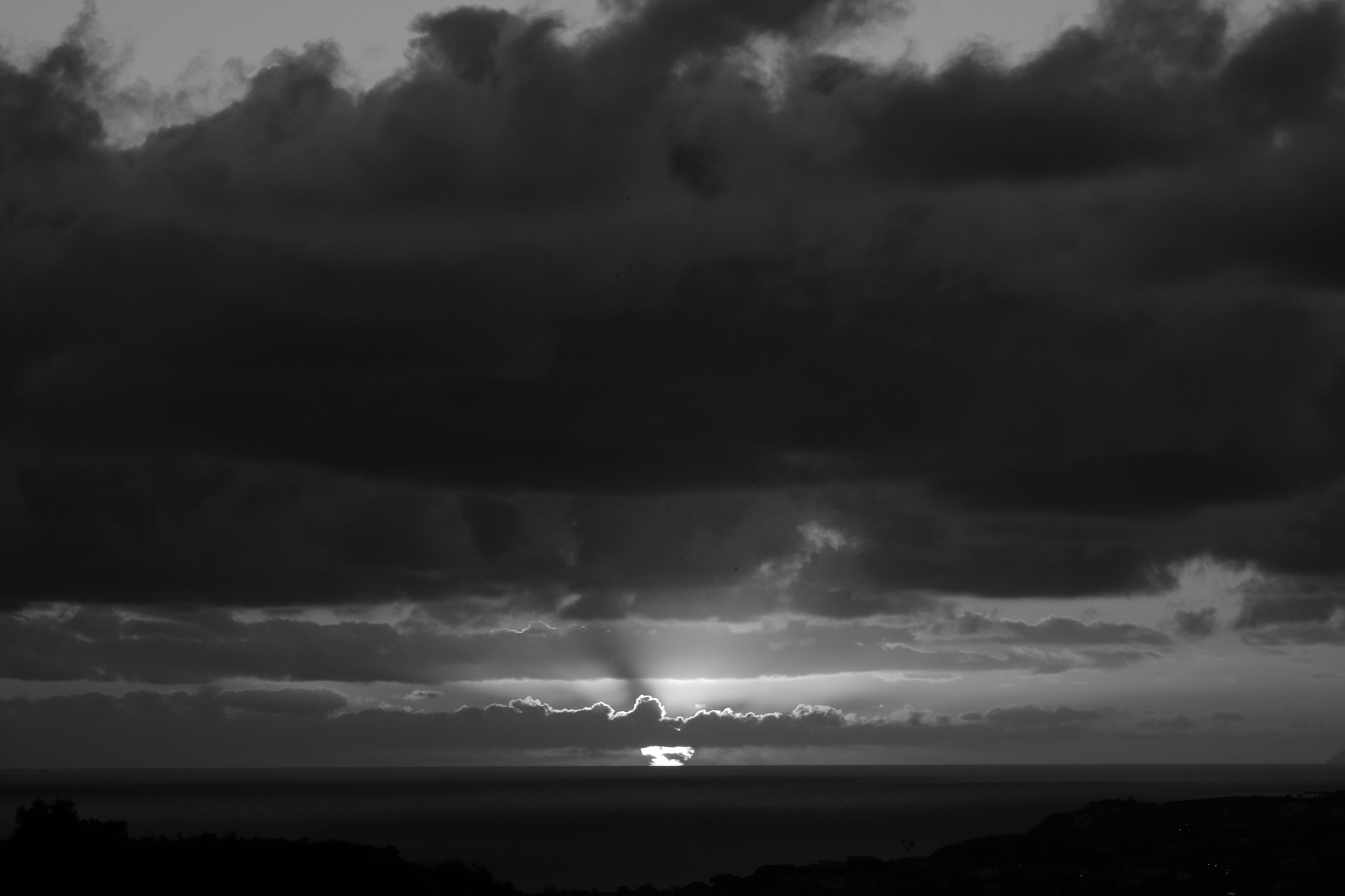 Canon EOS 750D (EOS Rebel T6i / EOS Kiss X8i) + EF75-300mm f/4-5.6 sample photo. Black and white sunset photography