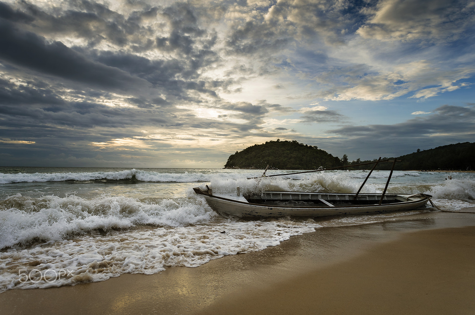 Sony a7 II + Tamron 18-270mm F3.5-6.3 Di II PZD sample photo. Strong waves hit the old boat and water splashing photography