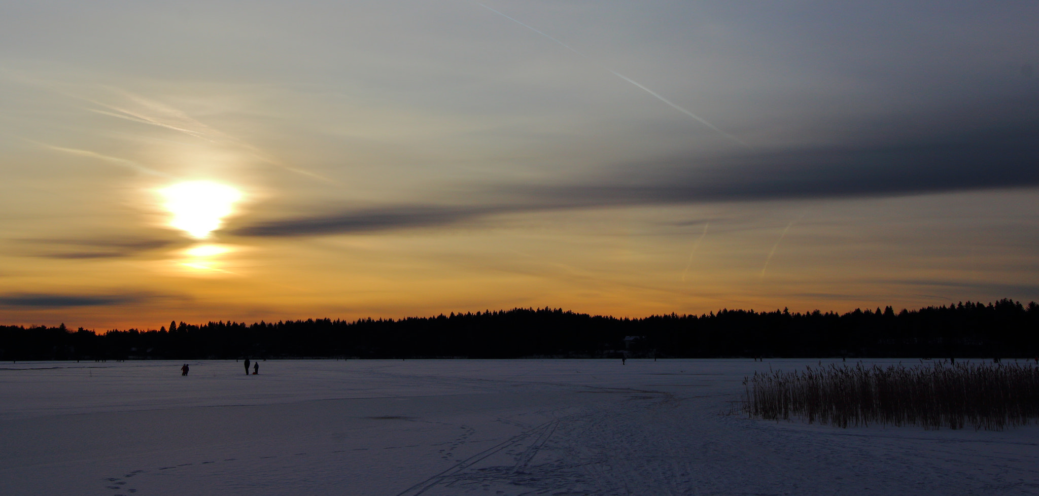 Canon EOS 600D (Rebel EOS T3i / EOS Kiss X5) + Canon EF-S 10-22mm F3.5-4.5 USM sample photo. Sunset over a frozen lake photography