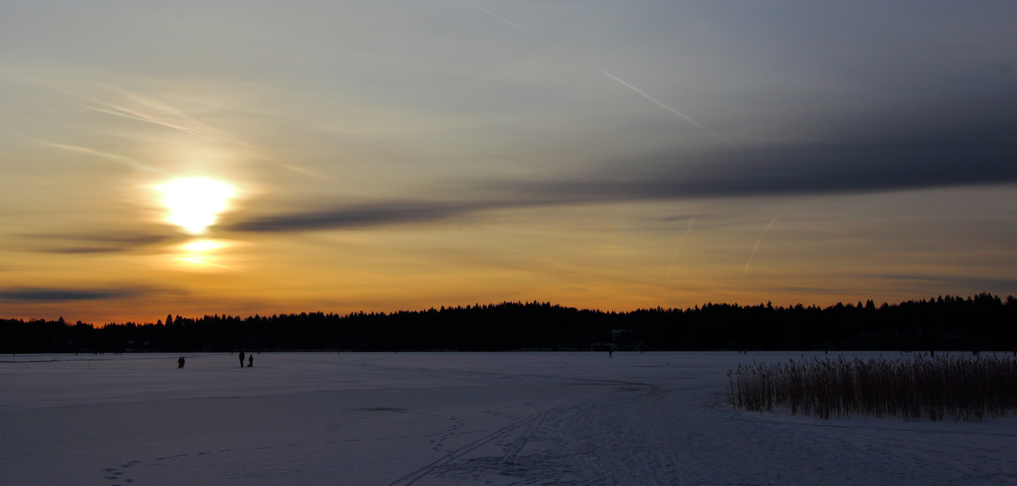 Canon EF-S 10-22mm F3.5-4.5 USM sample photo. Sunset over a frozen lake photography