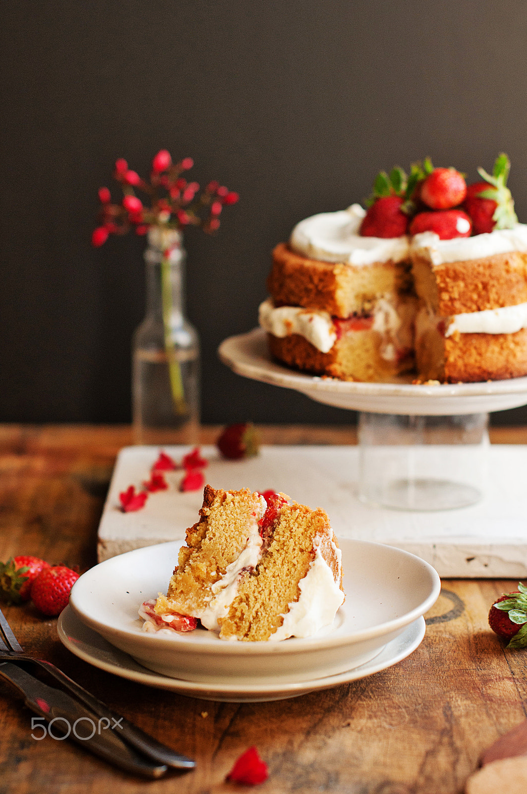 Nikon D90 + Nikon AF-S Nikkor 50mm F1.4G sample photo. Classic strawberry sponge cake photography