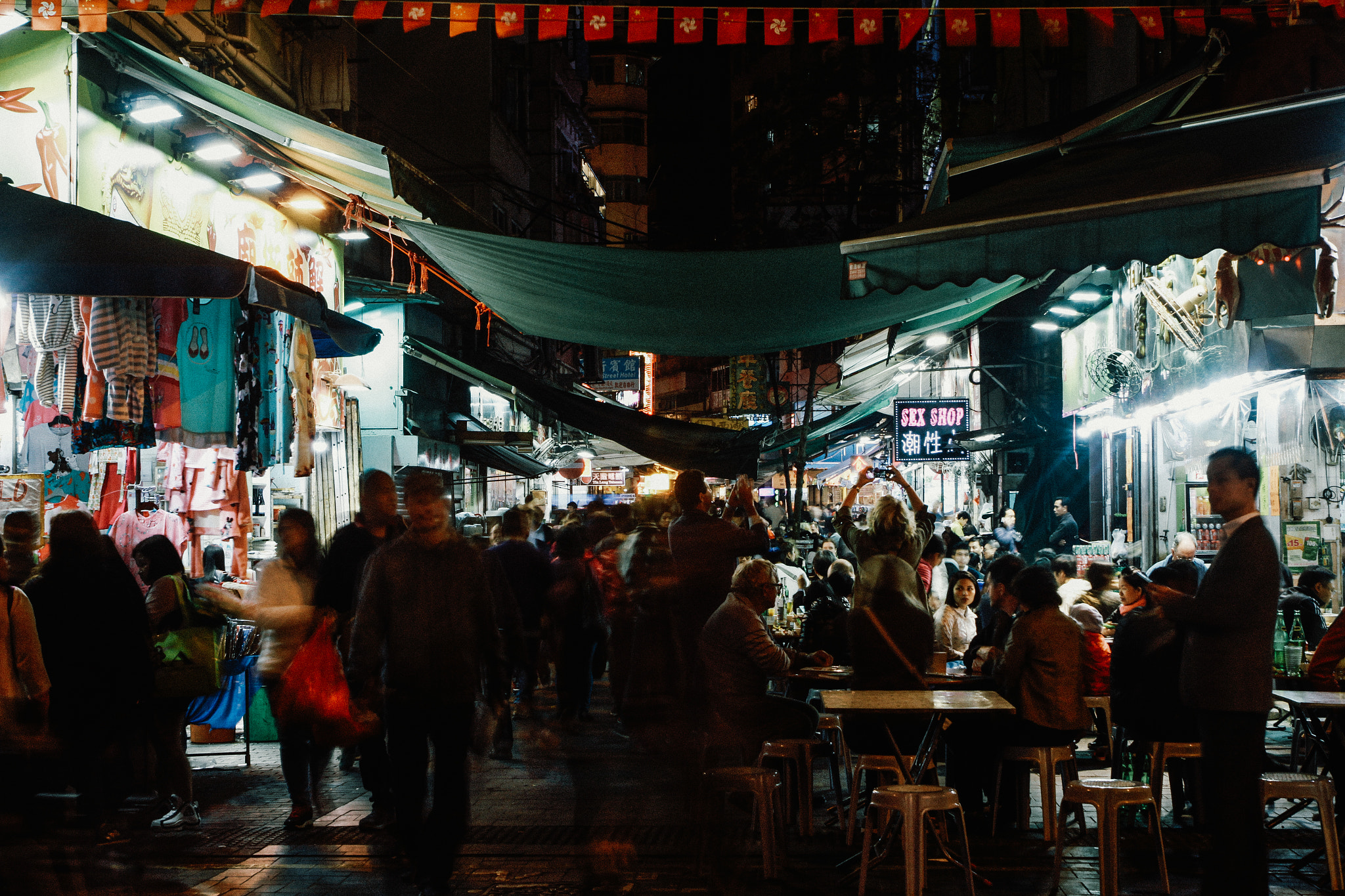 Tamron SP AF 17-50mm F2.8 XR Di II LD Aspherical (IF) sample photo. Night market photography