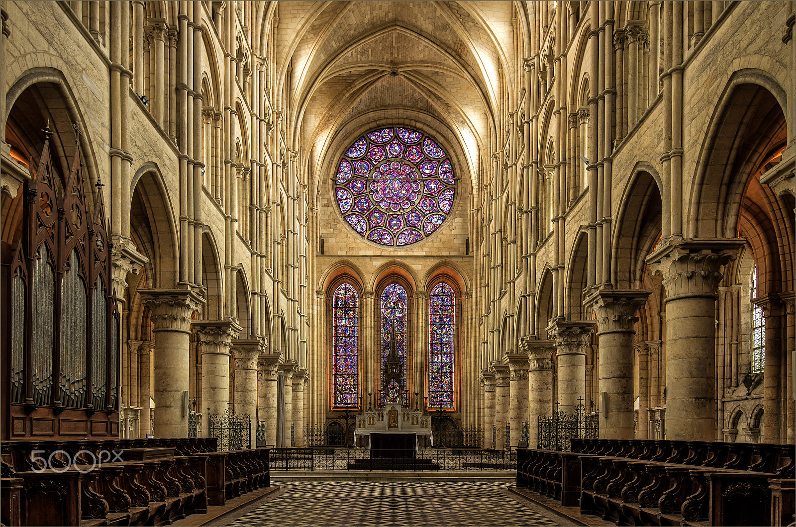 Canon TS-E 17mm F4L Tilt-Shift sample photo. Das hochaltar der kathedrale von laon. photography