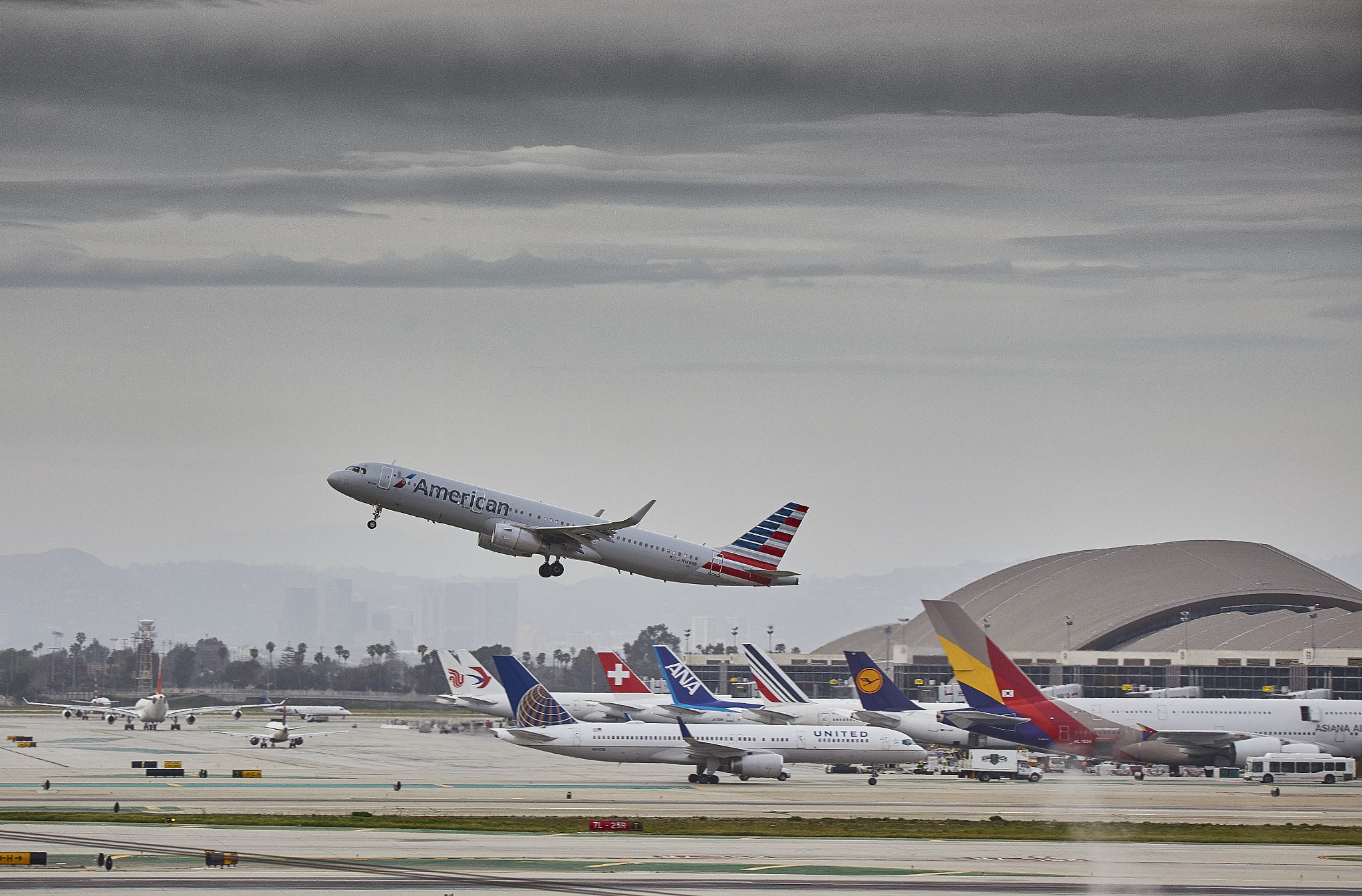 Tamron SP 150-600mm F5-6.3 Di VC USD sample photo. Lax crush w/ airbus a321 photography