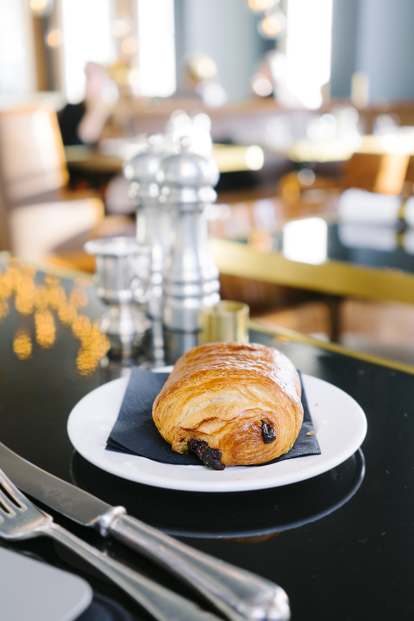 Sony a7 + Sony Sonnar T* FE 35mm F2.8 ZA sample photo. Chocolate croissant photography