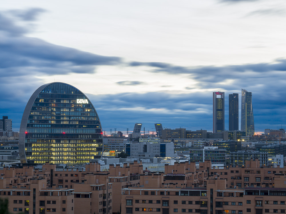 Olympus OM-D E-M10 + Olympus M.Zuiko Digital ED 12-100mm F4.0 IS Pro sample photo. Hora azul, skyline madrid photography