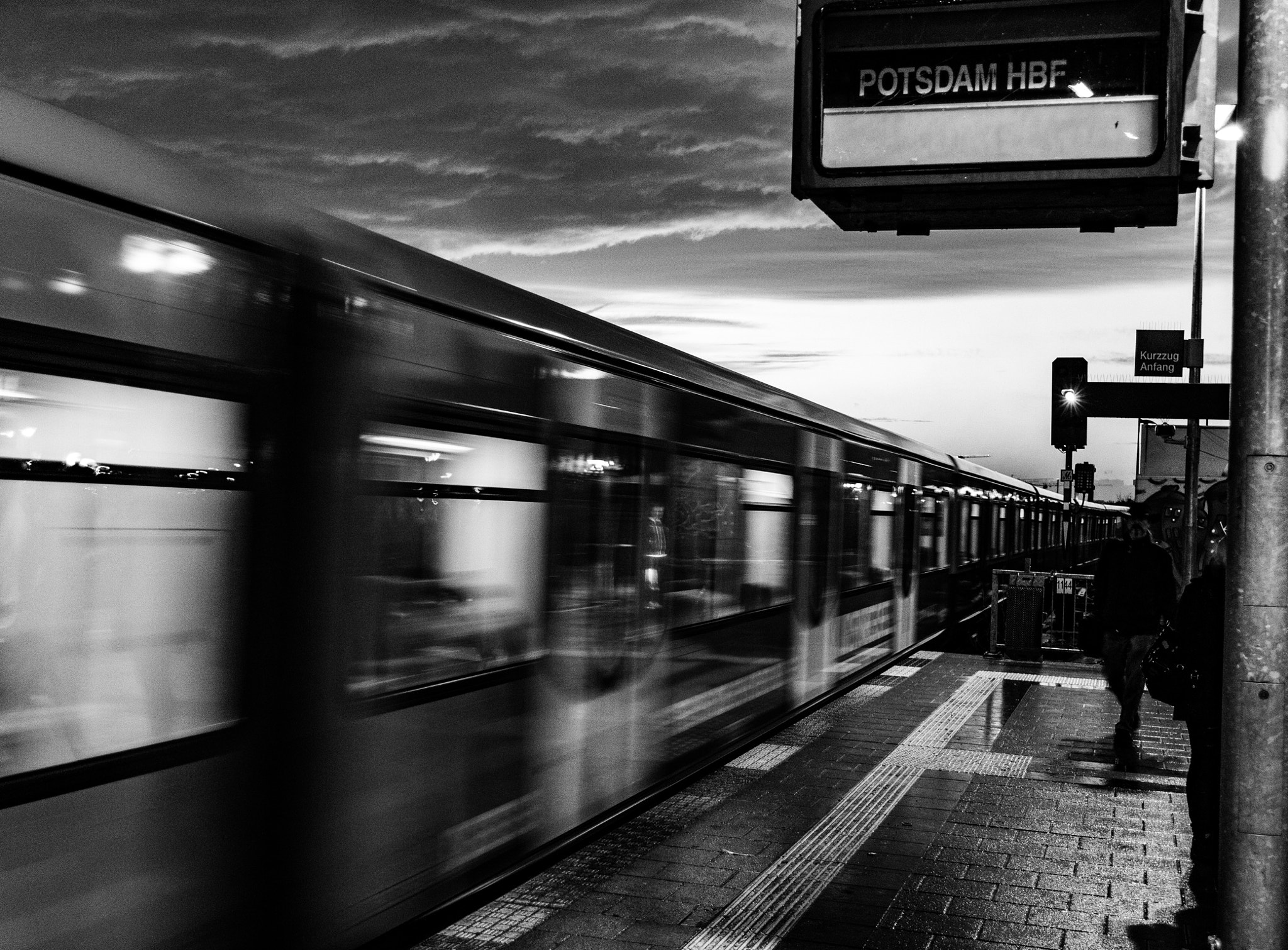 Canon EOS 760D (EOS Rebel T6s / EOS 8000D) sample photo. Berlin metró photography