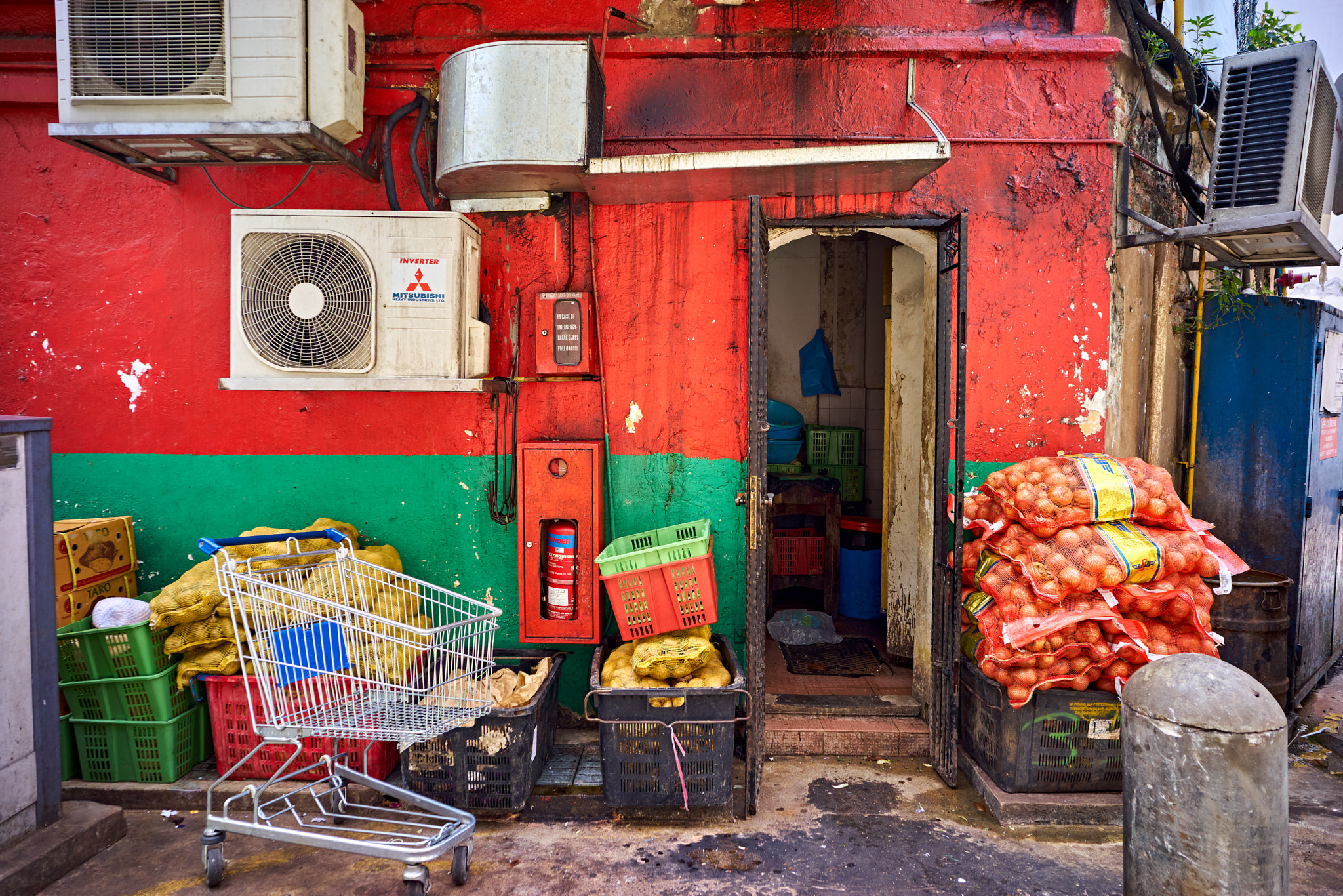 Sony a7 II sample photo. Back door delivery photography