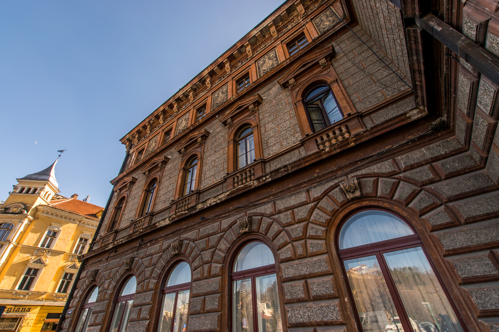 Nikon D5300 + Sigma 10-20mm F3.5 EX DC HSM sample photo. Old windows photography