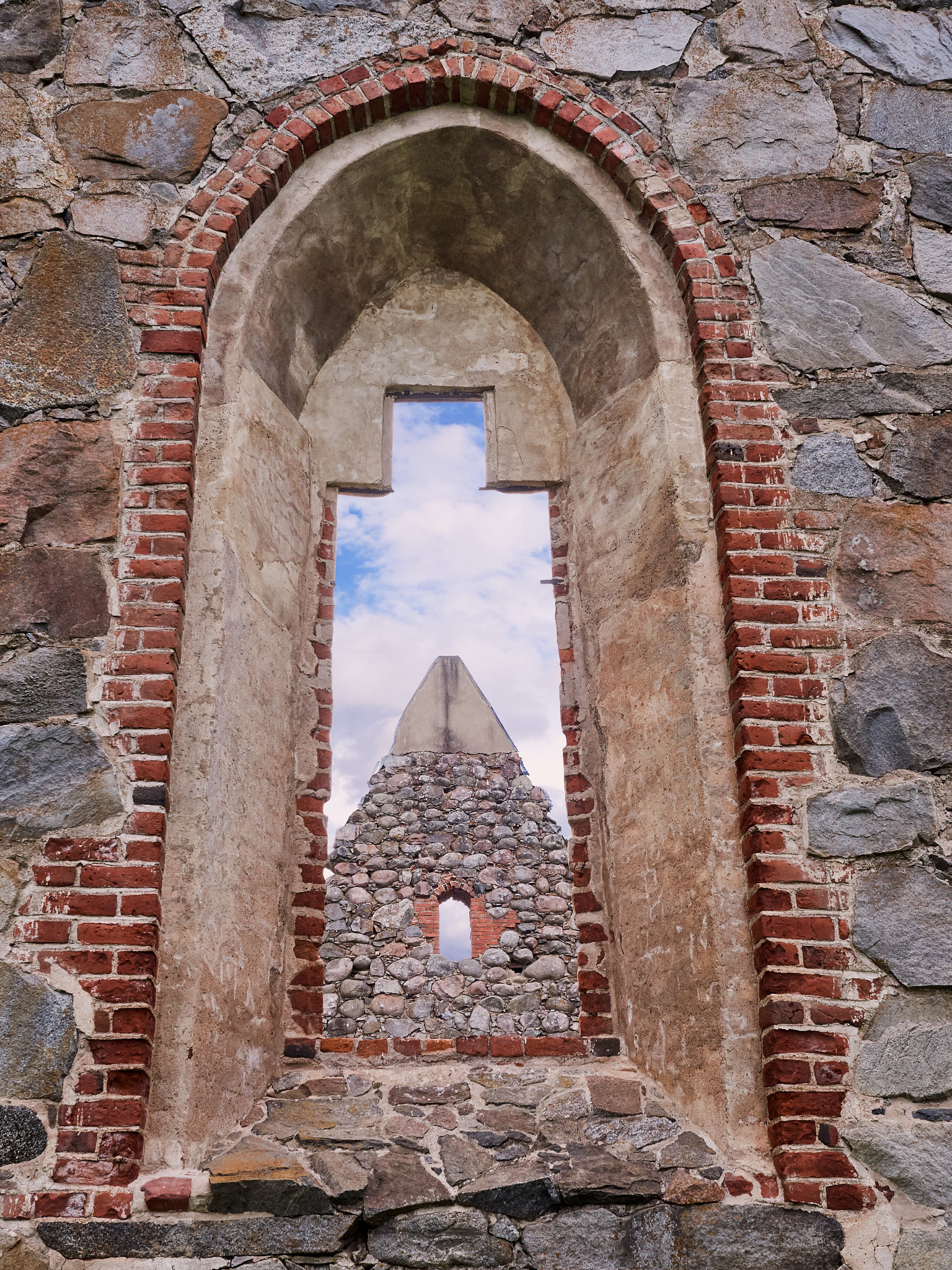 Olympus M.ZUIKO DIGITAL ED 12-40mm 1:2.8 sample photo. Window of an old roofless church ruins on a beautiful sunny mid-summer day in finland photography