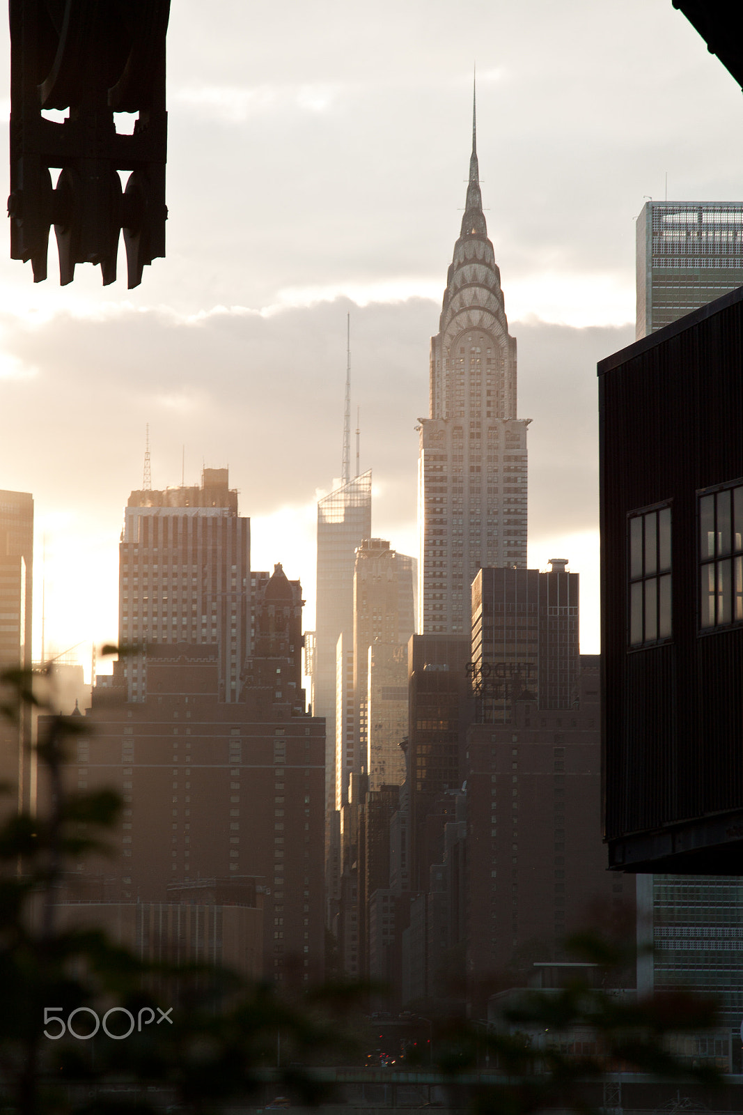 Canon EOS 500D (EOS Rebel T1i / EOS Kiss X3) sample photo. Old glory - chrysler building photography