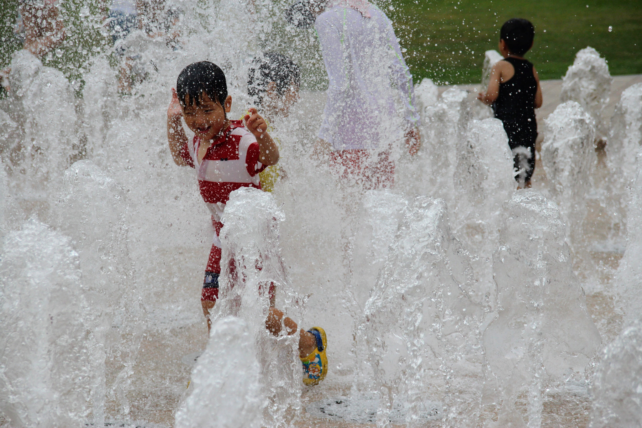 Canon 18-200mm sample photo. Boy in a fountain -séoul -south korea photography