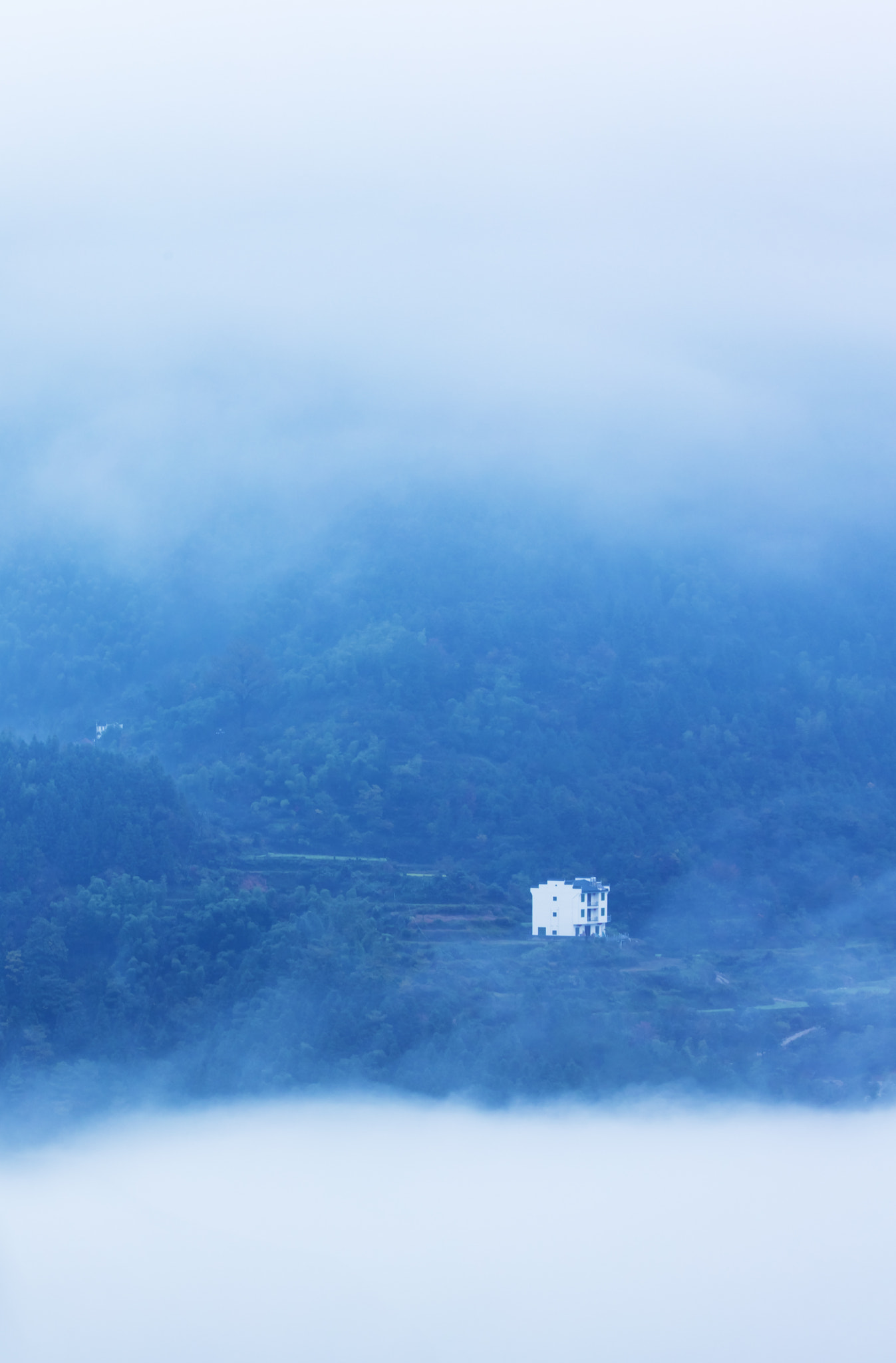 Canon EOS 5DS R sample photo. Mountain house in fog photography