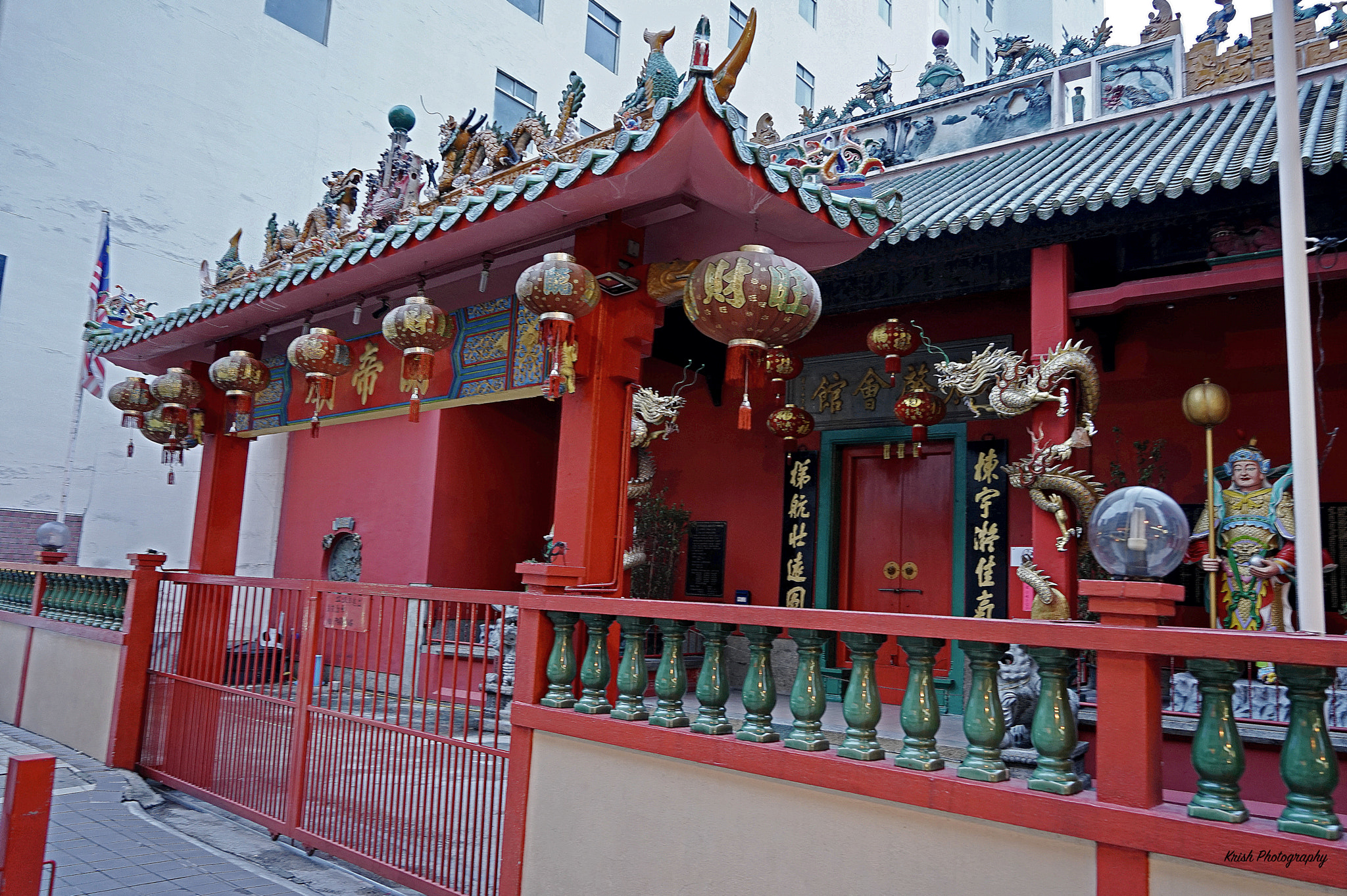 Sony a7R II + Sony Vario Tessar T* FE 24-70mm F4 ZA OSS sample photo. The ancient chinese temple photography