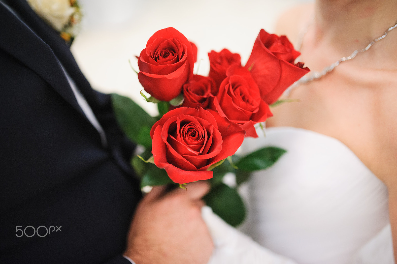 Nikon D700 + Sigma 35mm F1.4 DG HSM Art sample photo. A bride and groom with flowers roses photography