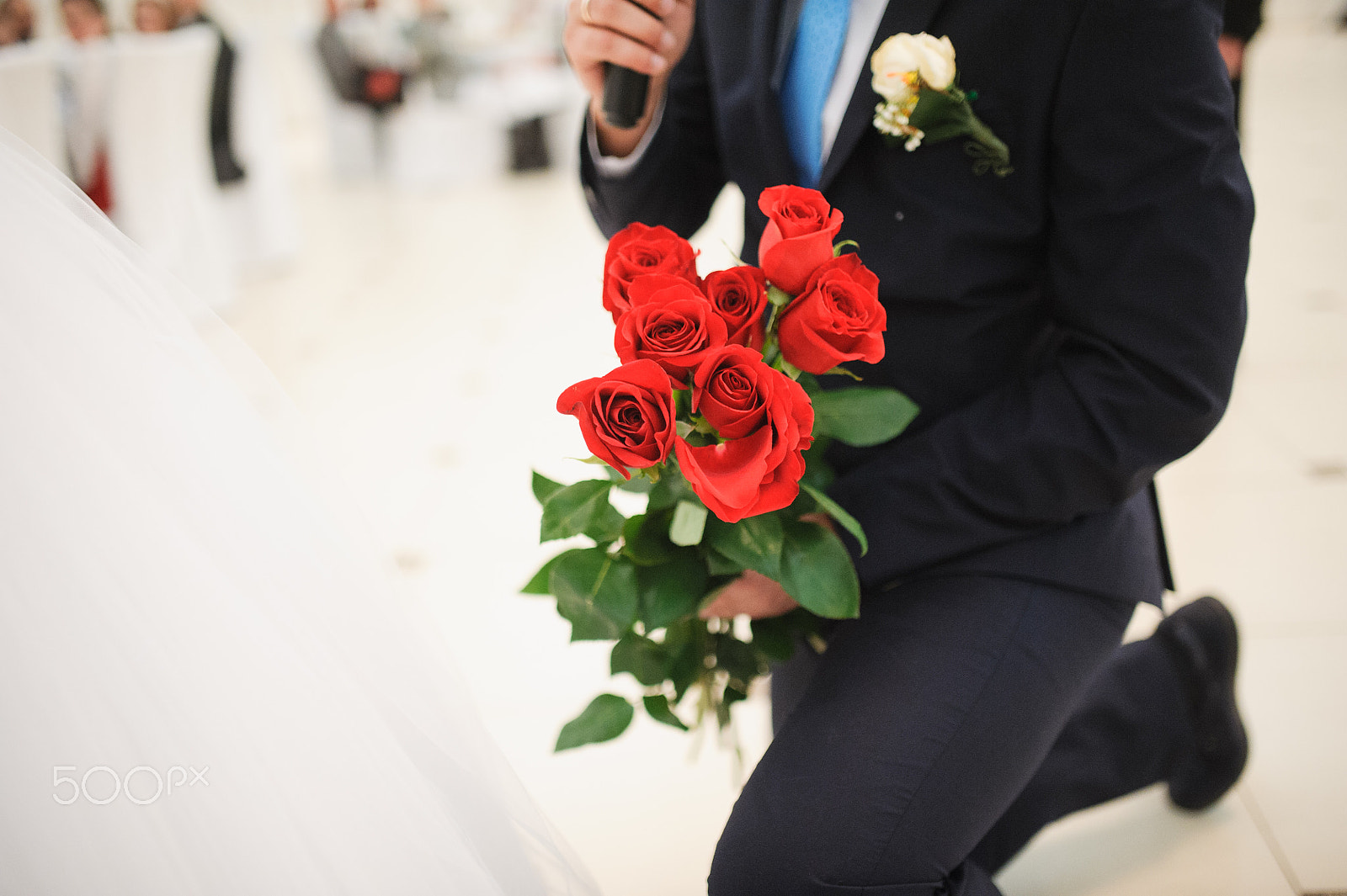 Nikon D700 + Sigma 35mm F1.4 DG HSM Art sample photo. A bride and groom with flowers roses photography