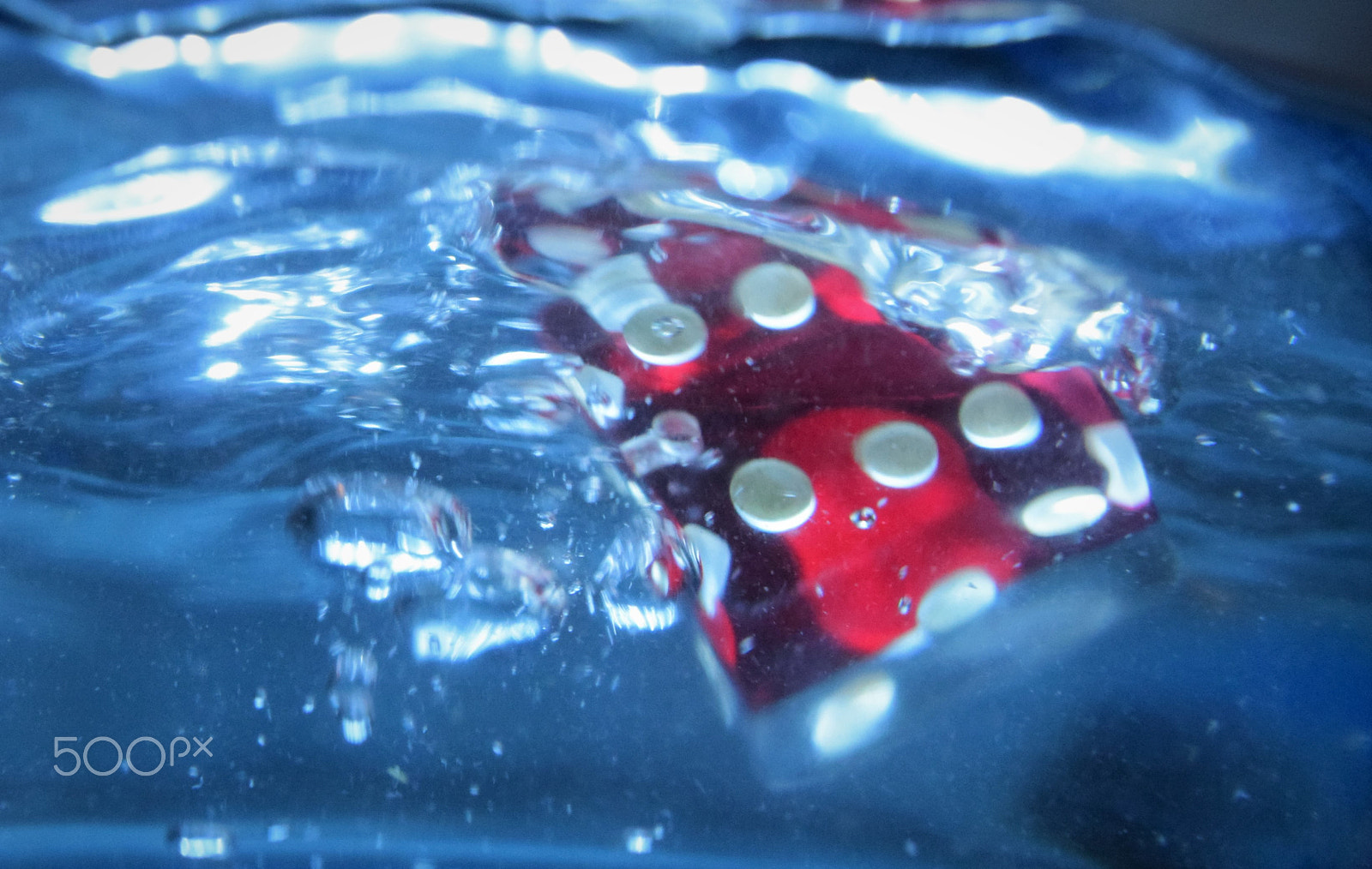 Nikon AF-S DX Micro Nikkor 40mm F2.8 sample photo. Dice sinking photography