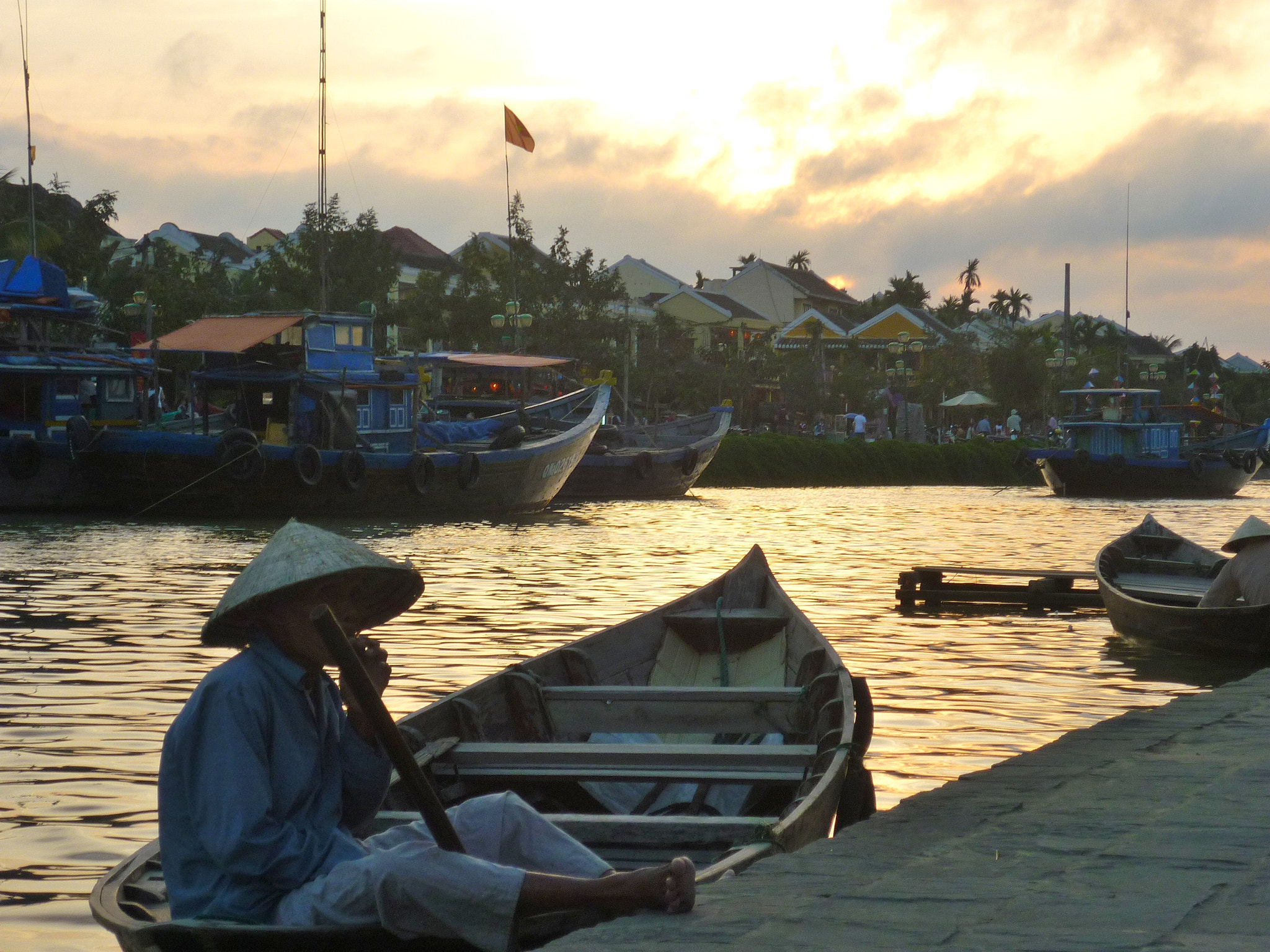 Panasonic DMC-FS7 sample photo. Boat man photography