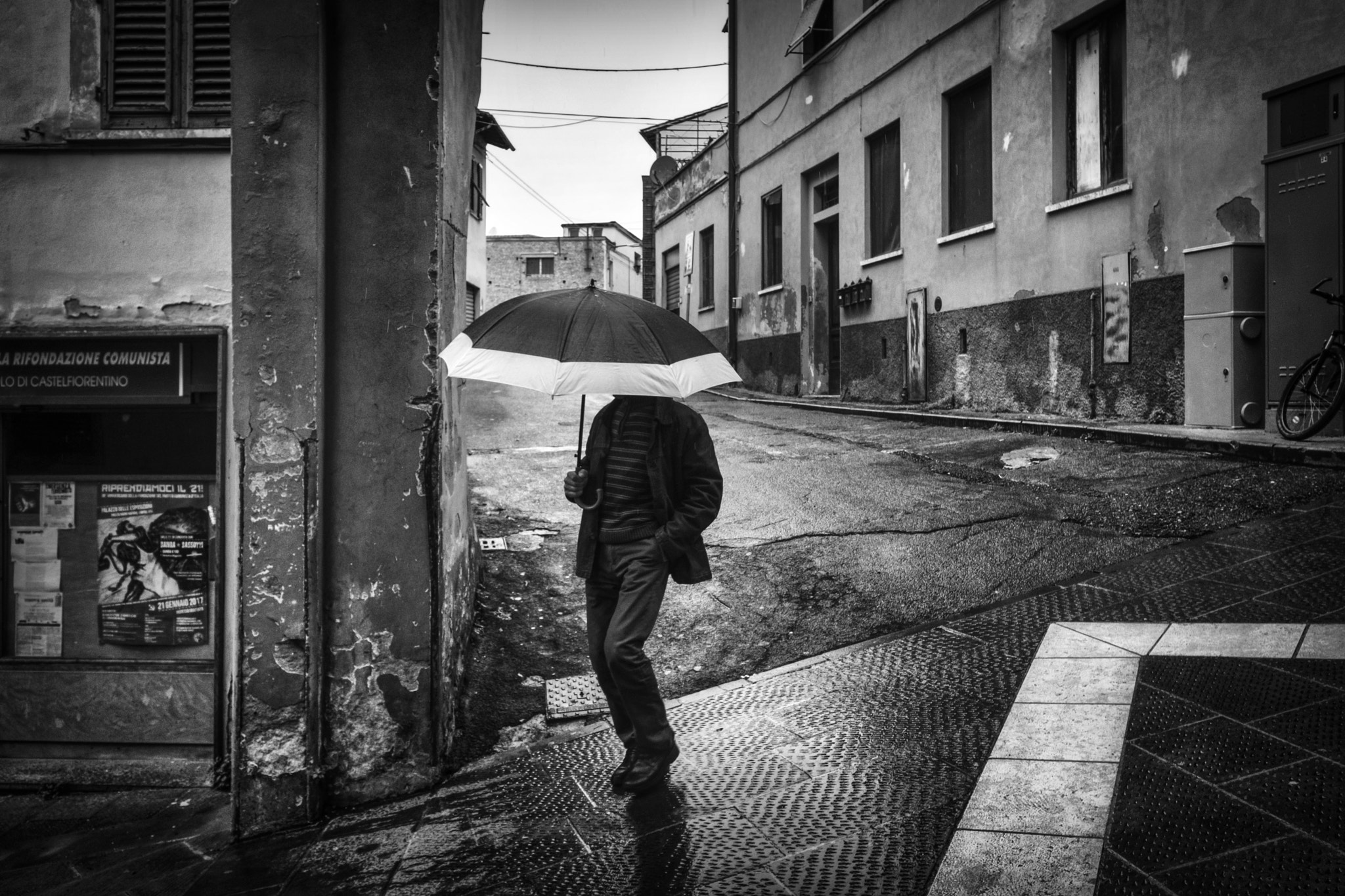 Fujifilm X-Pro2 + Fujifilm XF 10-24mm F4 R OIS sample photo. One man, no head. photography