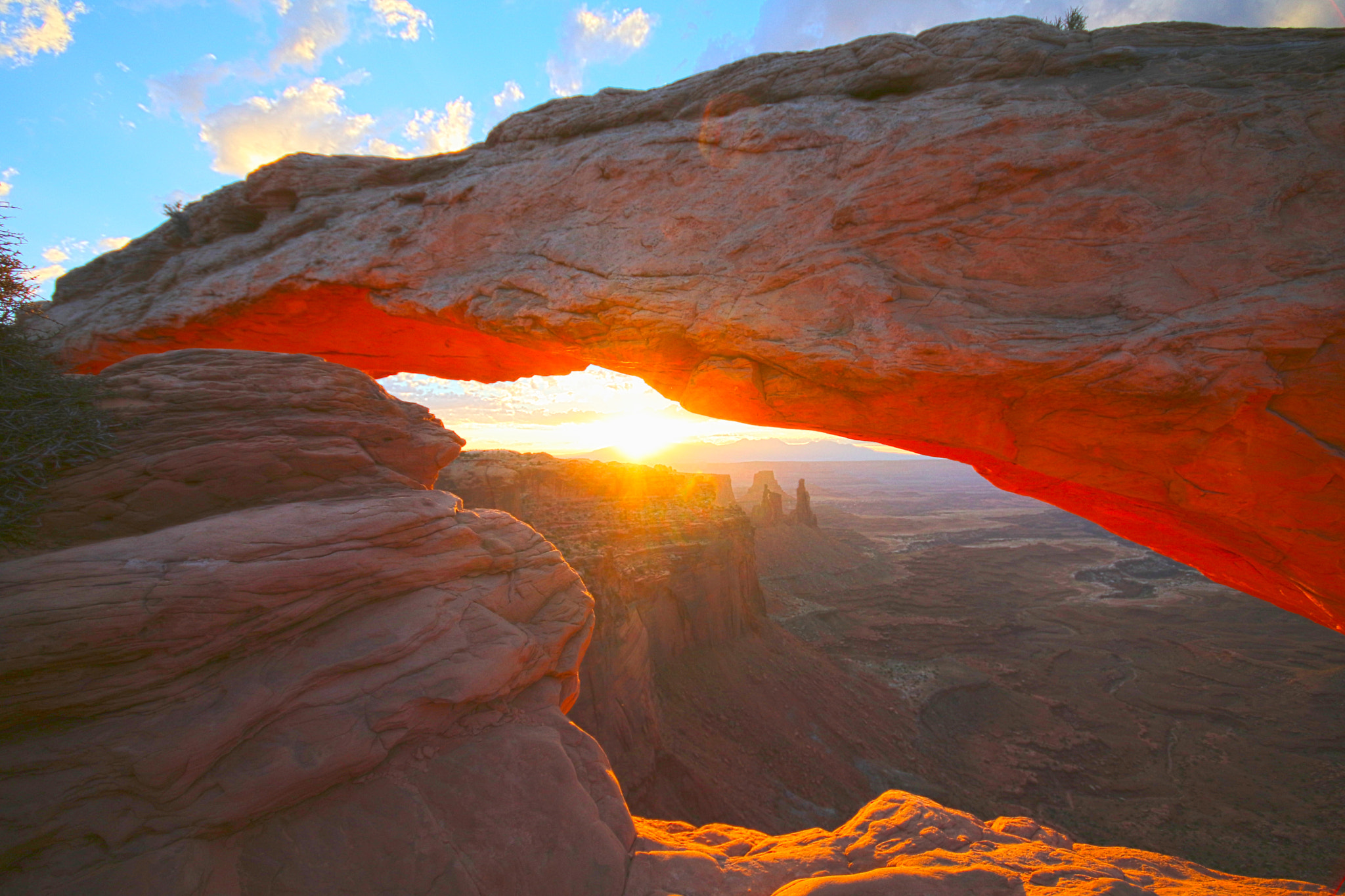 Canon EOS 80D + Sigma 10-20mm F4-5.6 EX DC HSM sample photo. Mesa arch at sunrise photography