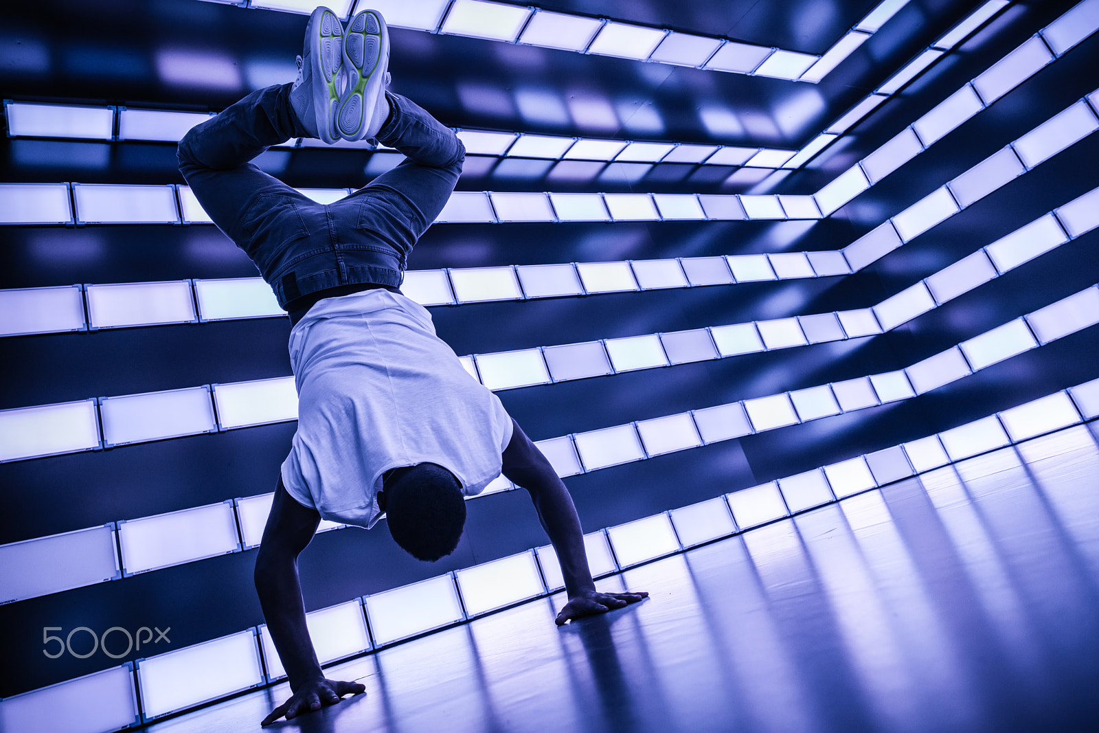 E 21mm F2.8 sample photo. Dancer doing a handstand photography