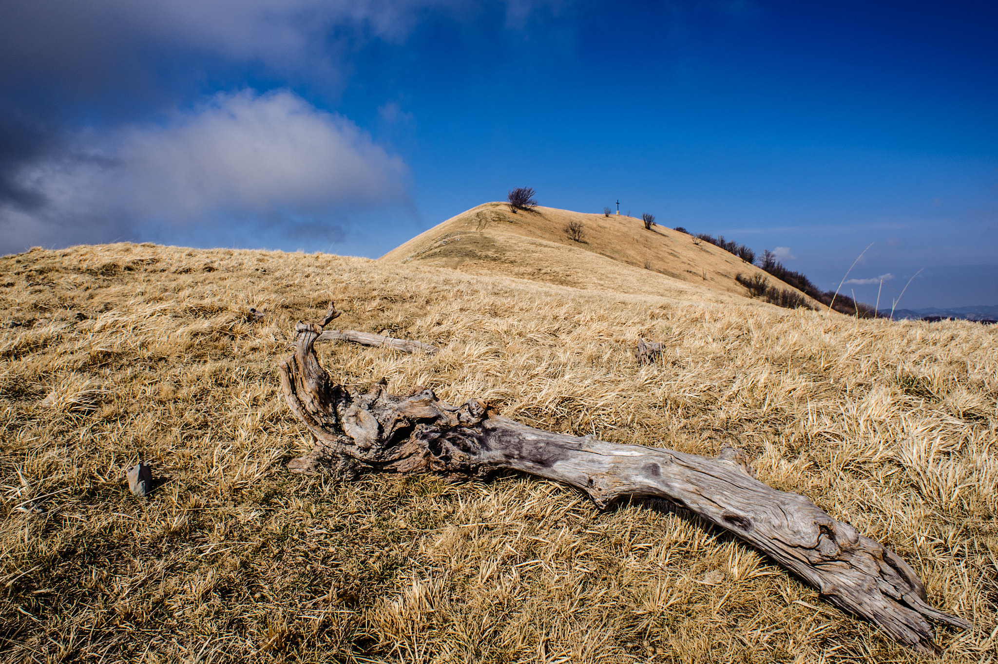 Nikon D700 + Nikon AF Nikkor 20mm F2.8D sample photo. Monte buio ridge photography