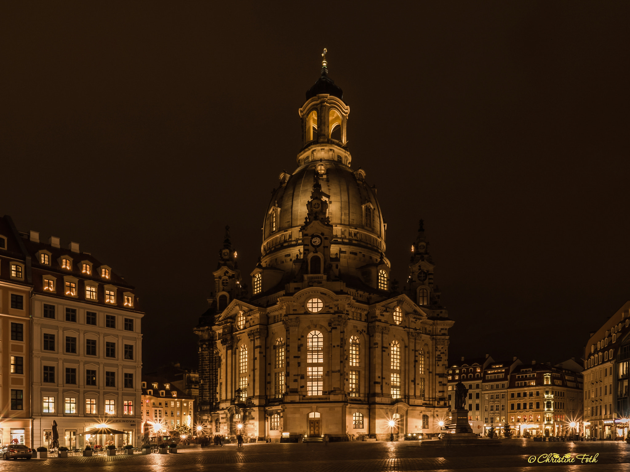 Olympus OM-D E-M5 II + Olympus M.Zuiko Digital ED 7-14mm F2.8 PRO sample photo. Frauenkirche in the night photography