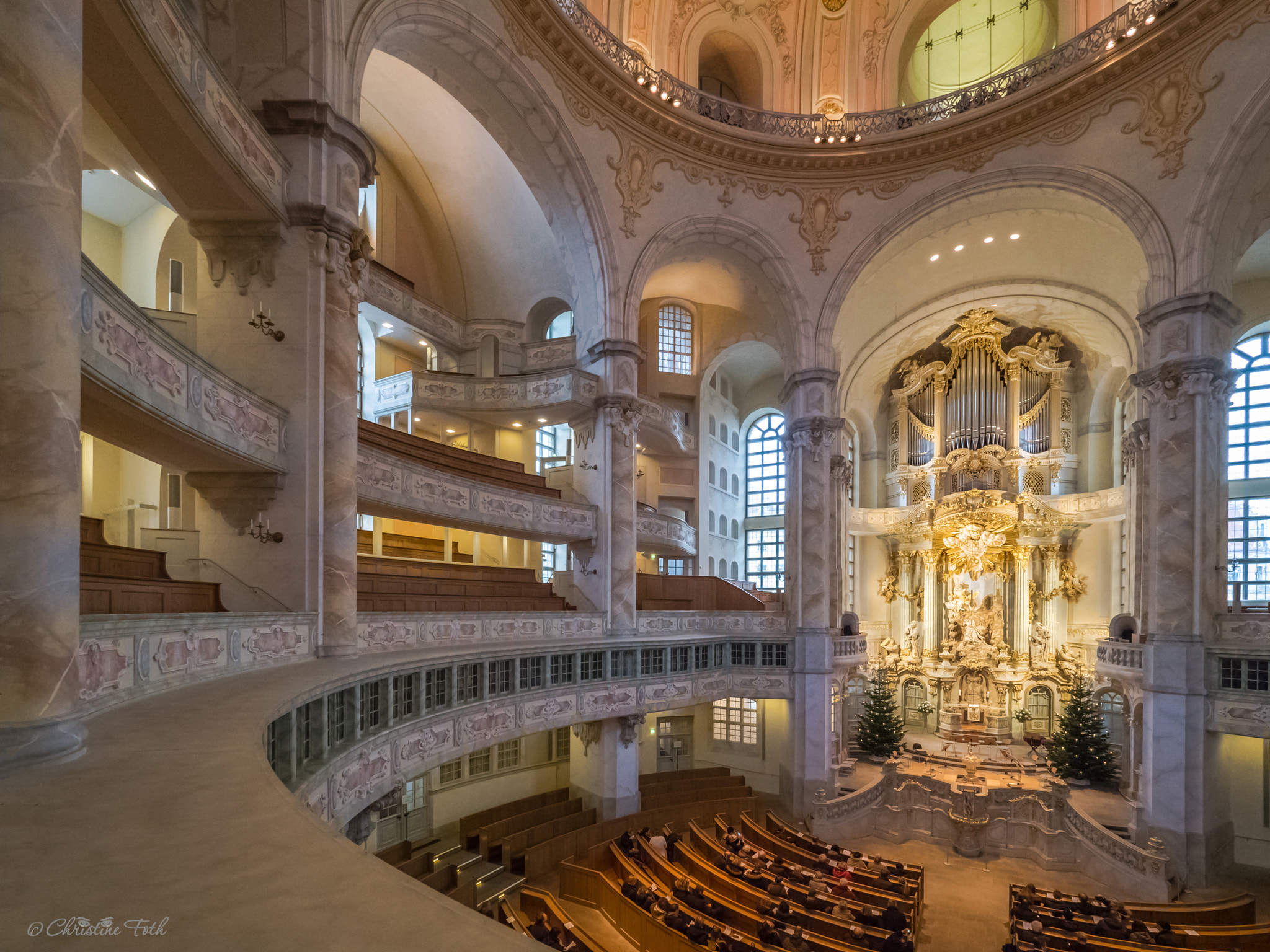 Olympus OM-D E-M5 II + Olympus M.Zuiko Digital ED 7-14mm F2.8 PRO sample photo. Famous building - frauenkirche dresden photography