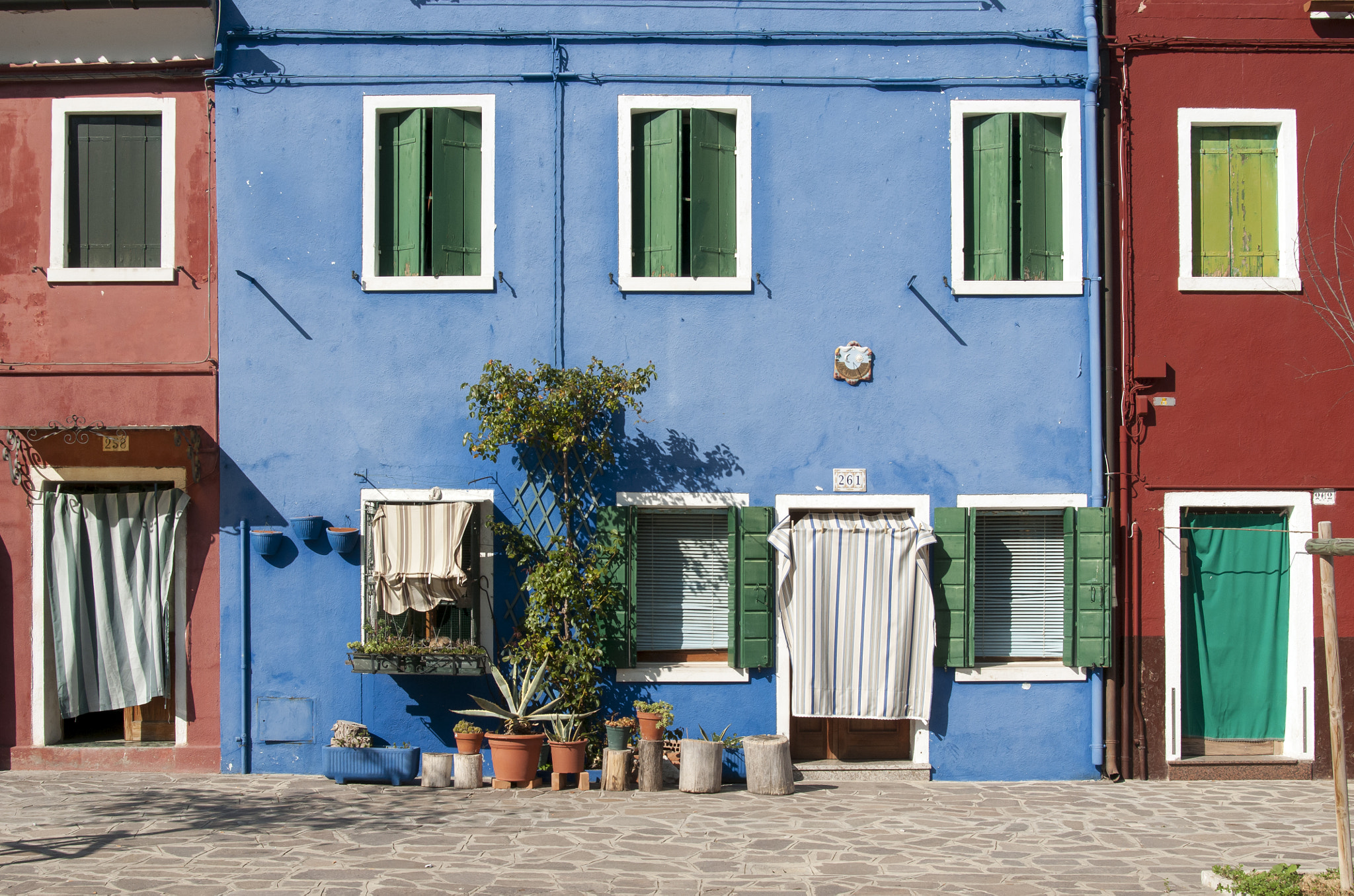 AF Zoom-Nikkor 28-80mm f/3.5-5.6D sample photo. Blue house, burano, italy photography