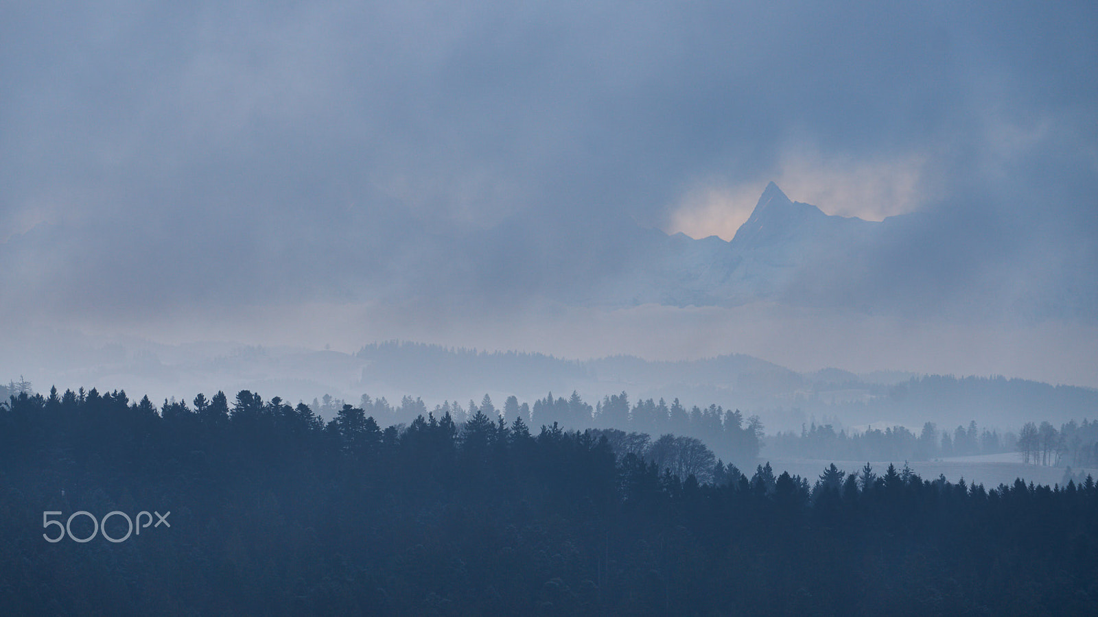 Sony FE 70-200mm F4 G OSS sample photo. Cloud-window with finsteraarhorn photography