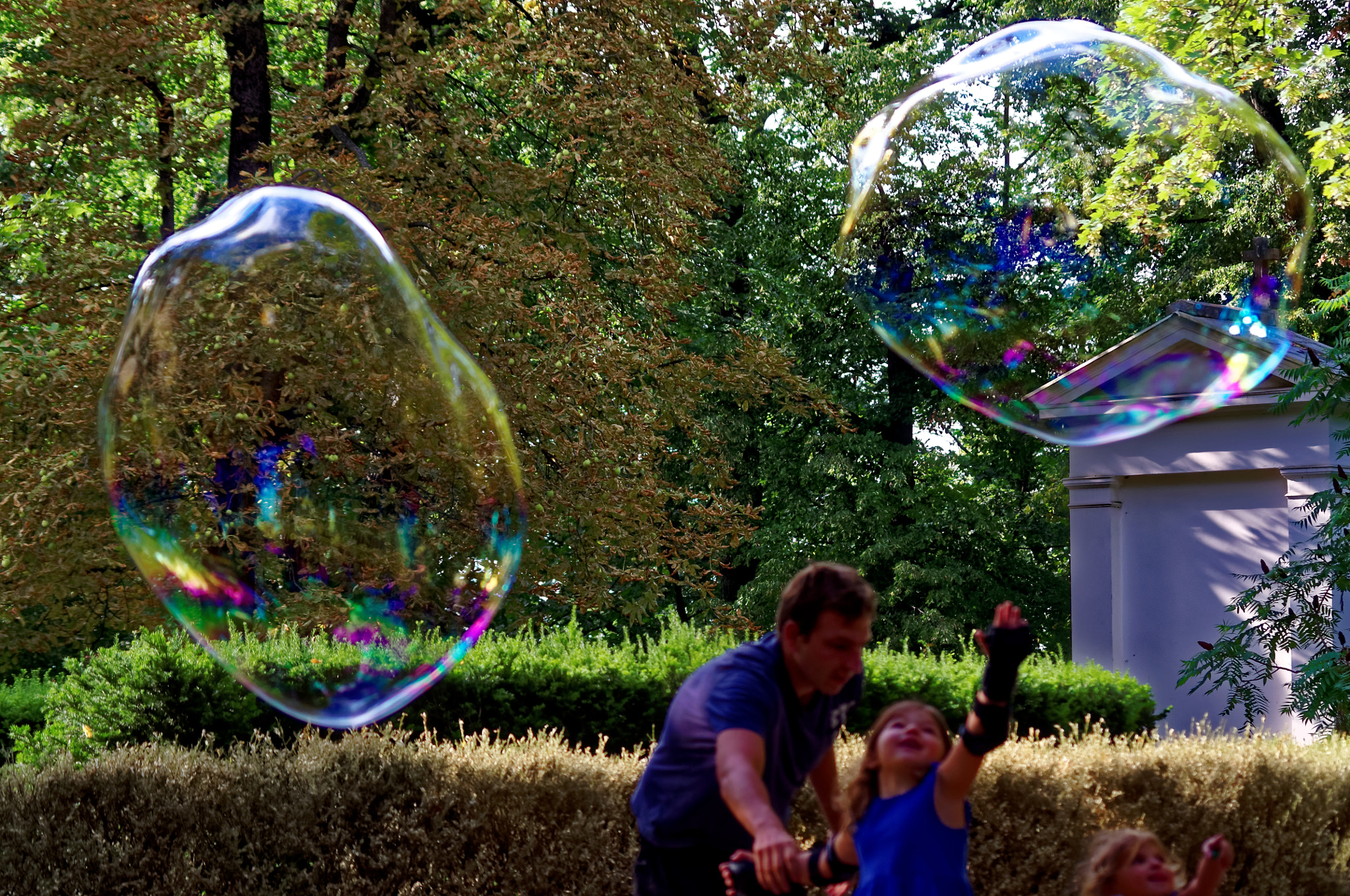 Pentax K-x + Pentax smc DA 55-300mm F4.0-5.8 ED sample photo. Bubbles in the parc photography