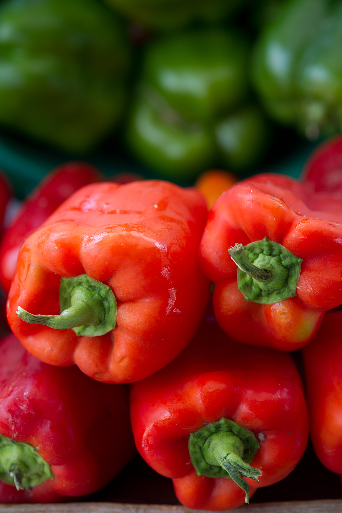Nikon D3S + Nikon AF-S Micro-Nikkor 105mm F2.8G IF-ED VR sample photo. Green and red peppers photography