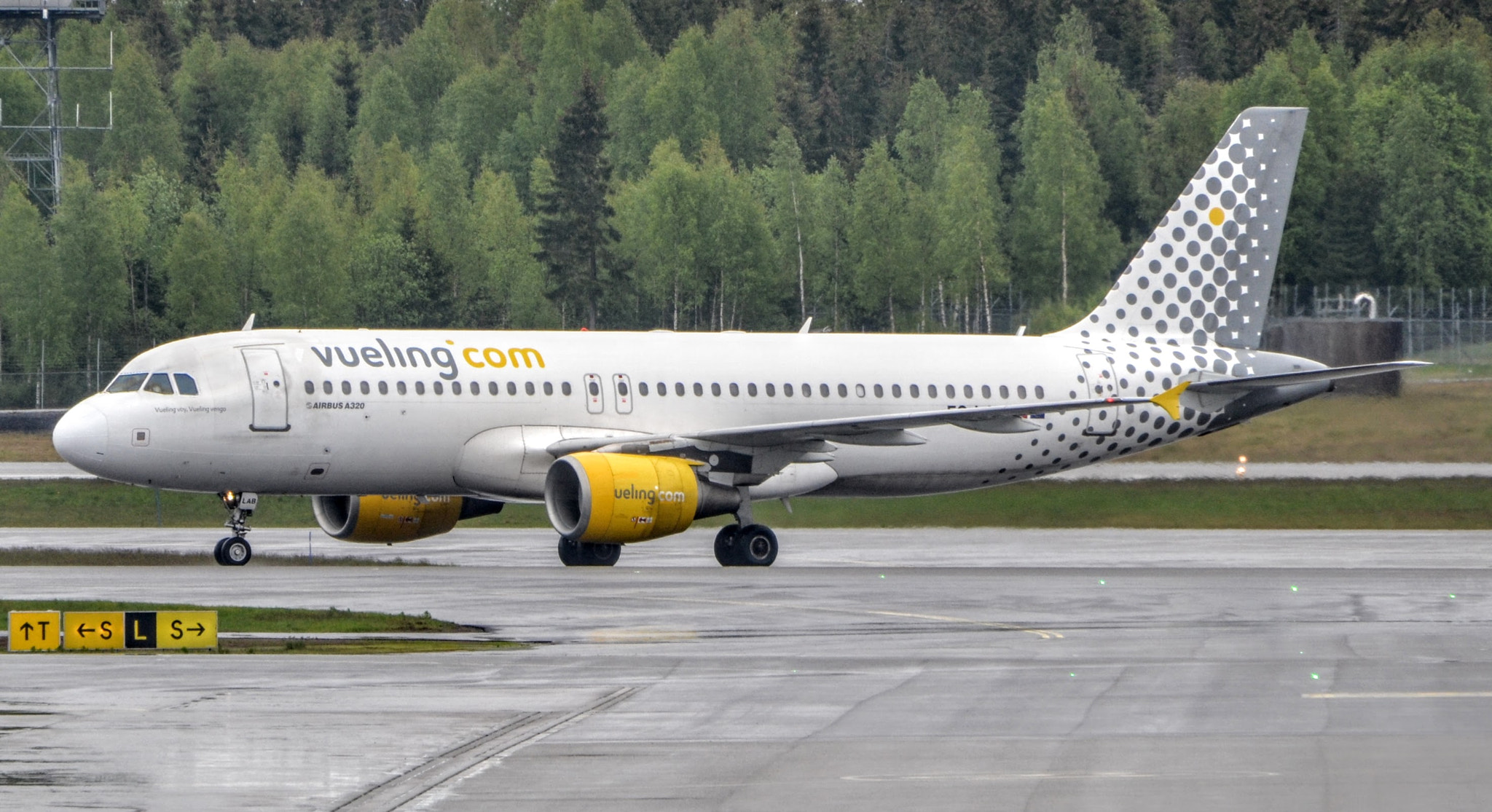 Nikon D3100 + Sigma 18-250mm F3.5-6.3 DC OS HSM sample photo. Vueling airbus a320 photography