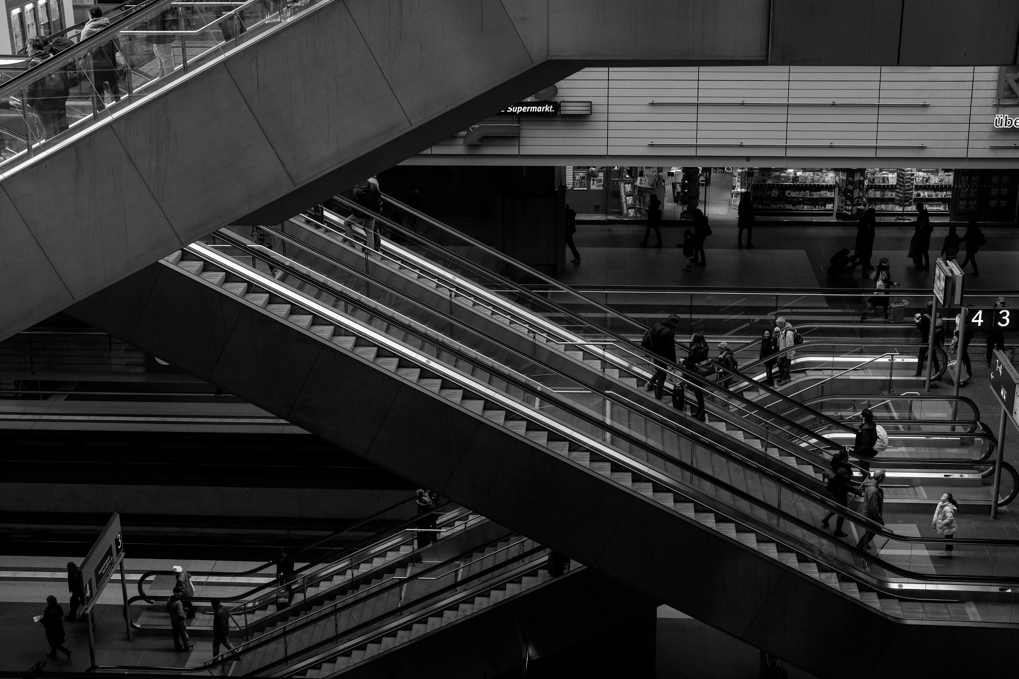 Fujifilm X-Pro2 + Fujifilm XF 35mm F2 R WR sample photo. Escalators photography